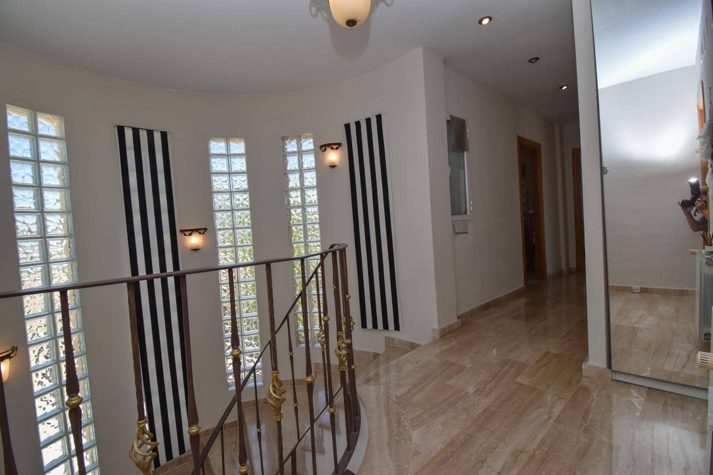 5 soveværelse Villa til salg i Las Bayas med swimmingpool garage - € 710.000 (Ref: 9972297)