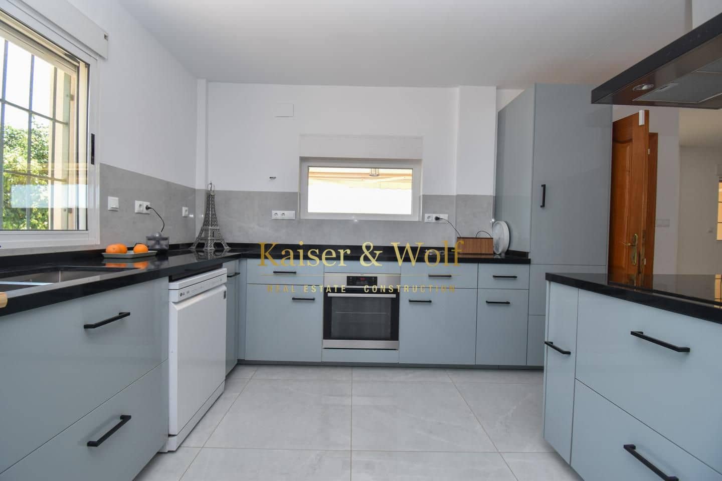 5 bedroom Villa for sale in Las Bayas with pool garage - € 710,000 (Ref: 9972297)