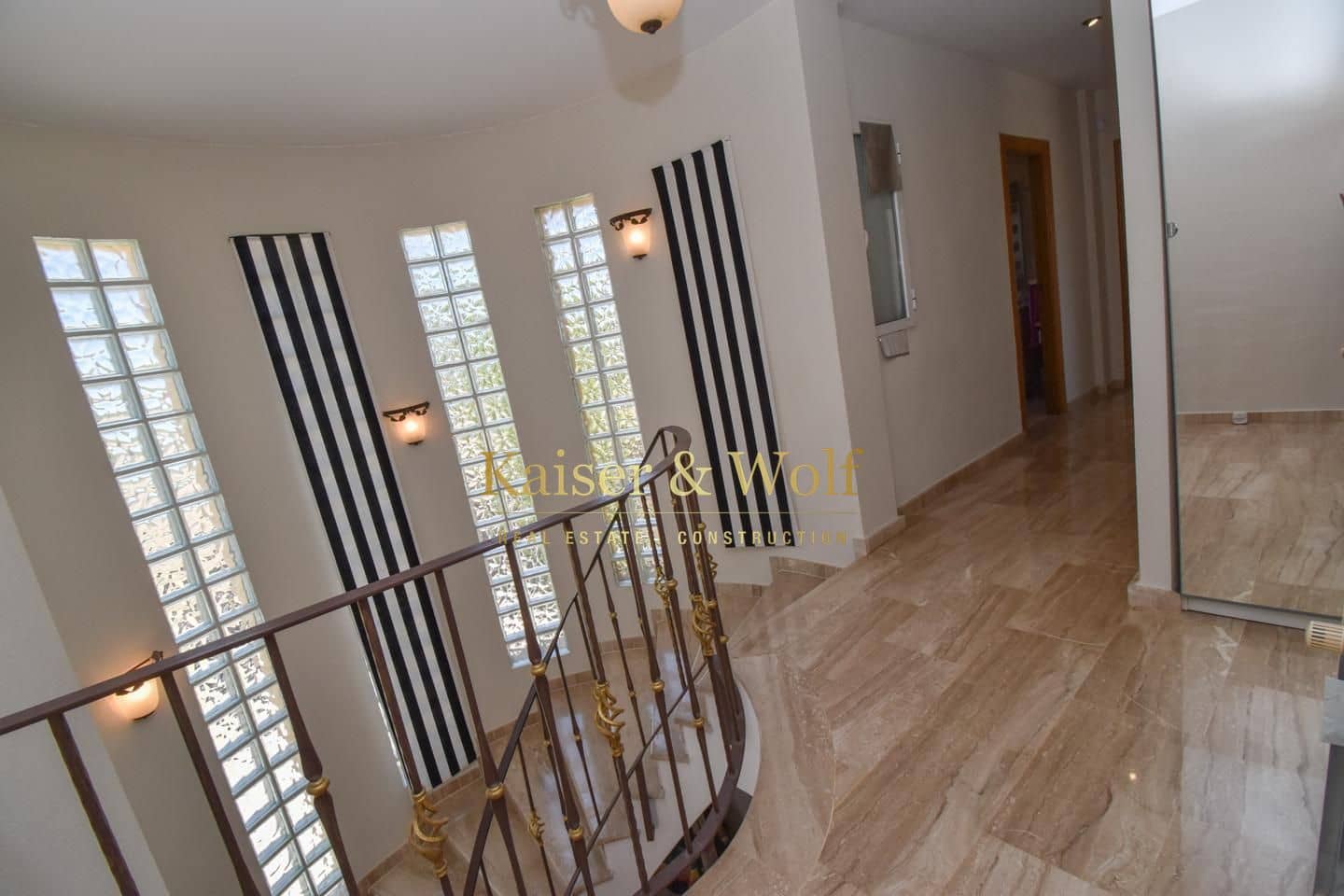 5 bedroom Villa for sale in Las Bayas with pool garage - € 710,000 (Ref: 9972297)
