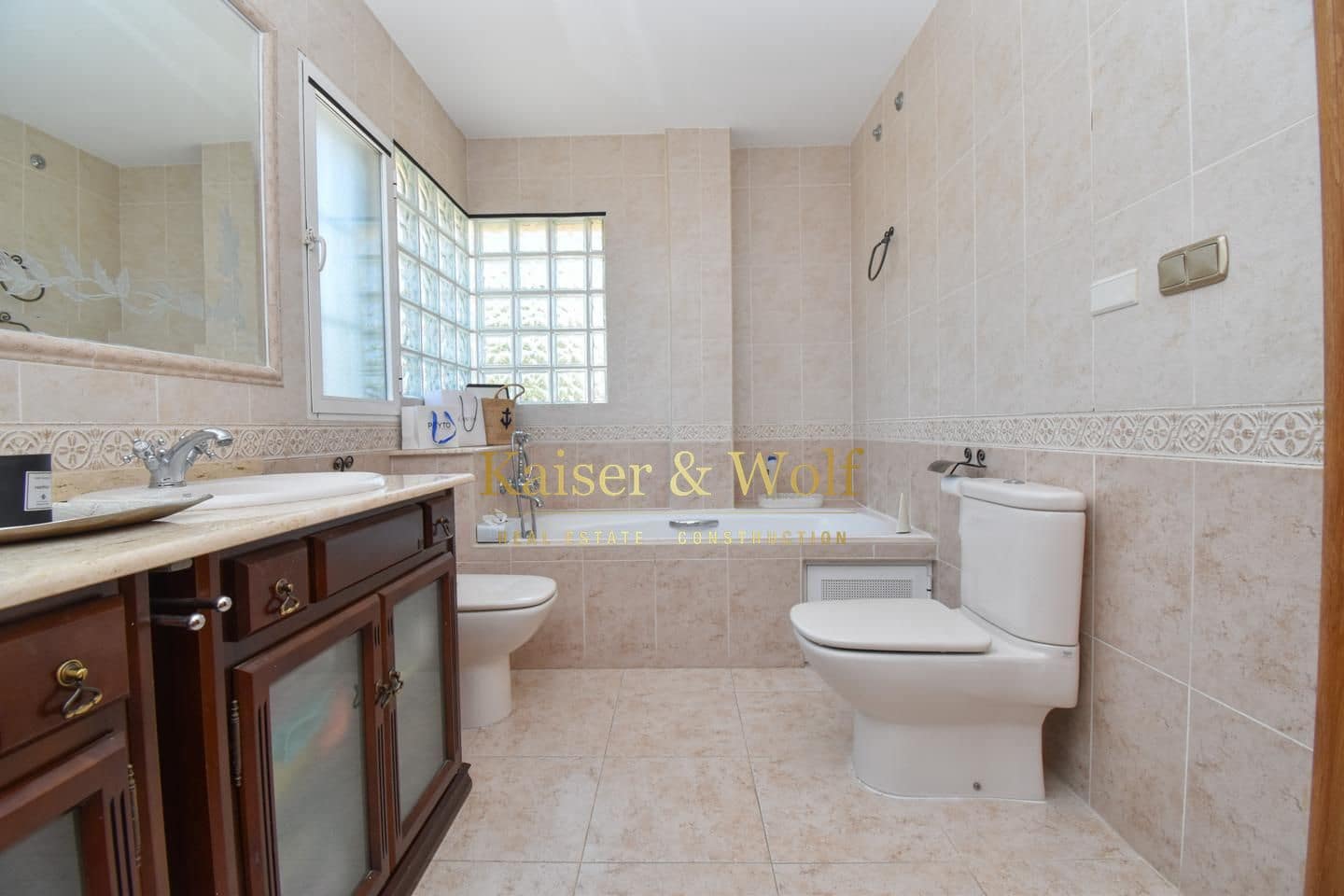 5 bedroom Villa for sale in Las Bayas with pool garage - € 710,000 (Ref: 9972297)