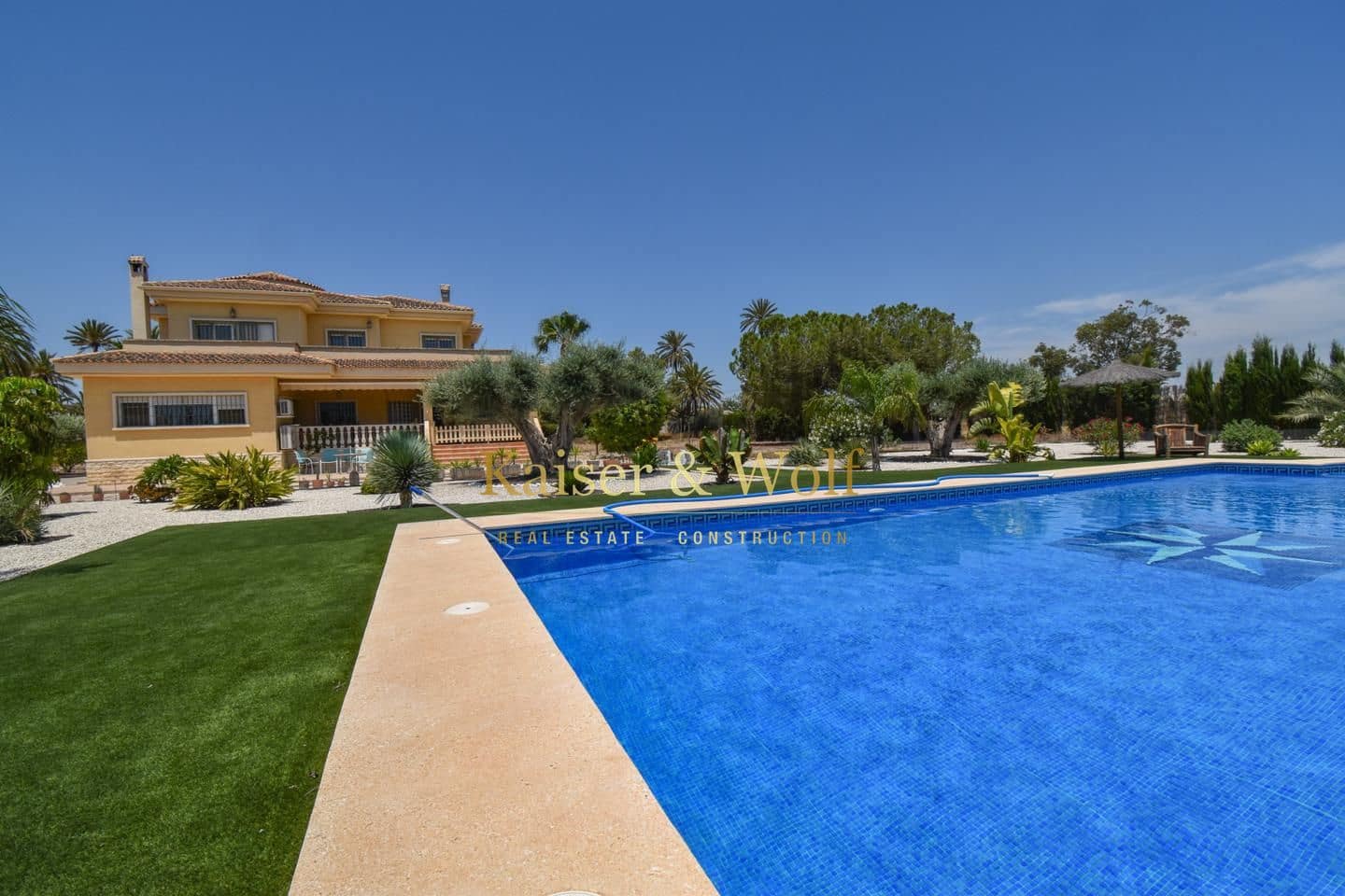 5 bedroom Villa for sale in Las Bayas with pool garage - € 710,000 (Ref: 9972297)