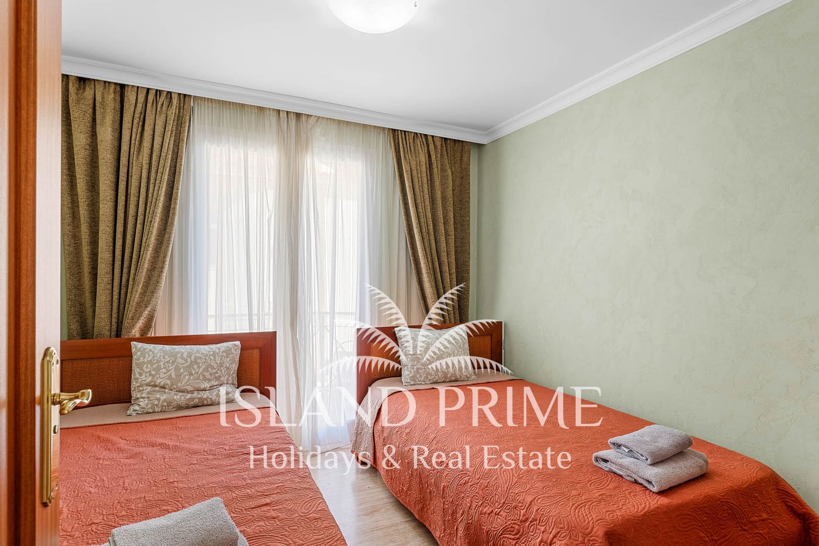 Chalet de 4 habitaciones en Los Cristianos en venta con piscina garaje - 3.950.000 € (Ref: 10086559)