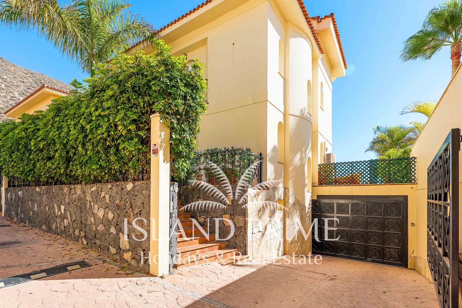 Chalet de 4 habitaciones en Los Cristianos en venta con piscina garaje - 3.950.000 € (Ref: 10086559)