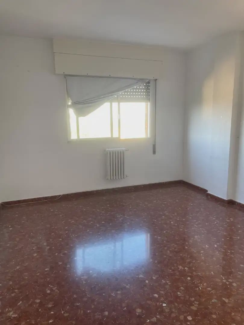 4 bedroom Flat for rent in Granada city - € 1,100 (Ref: 10065261)