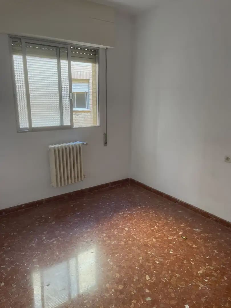 4 bedroom Flat for rent in Granada city - € 1,100 (Ref: 10065261)