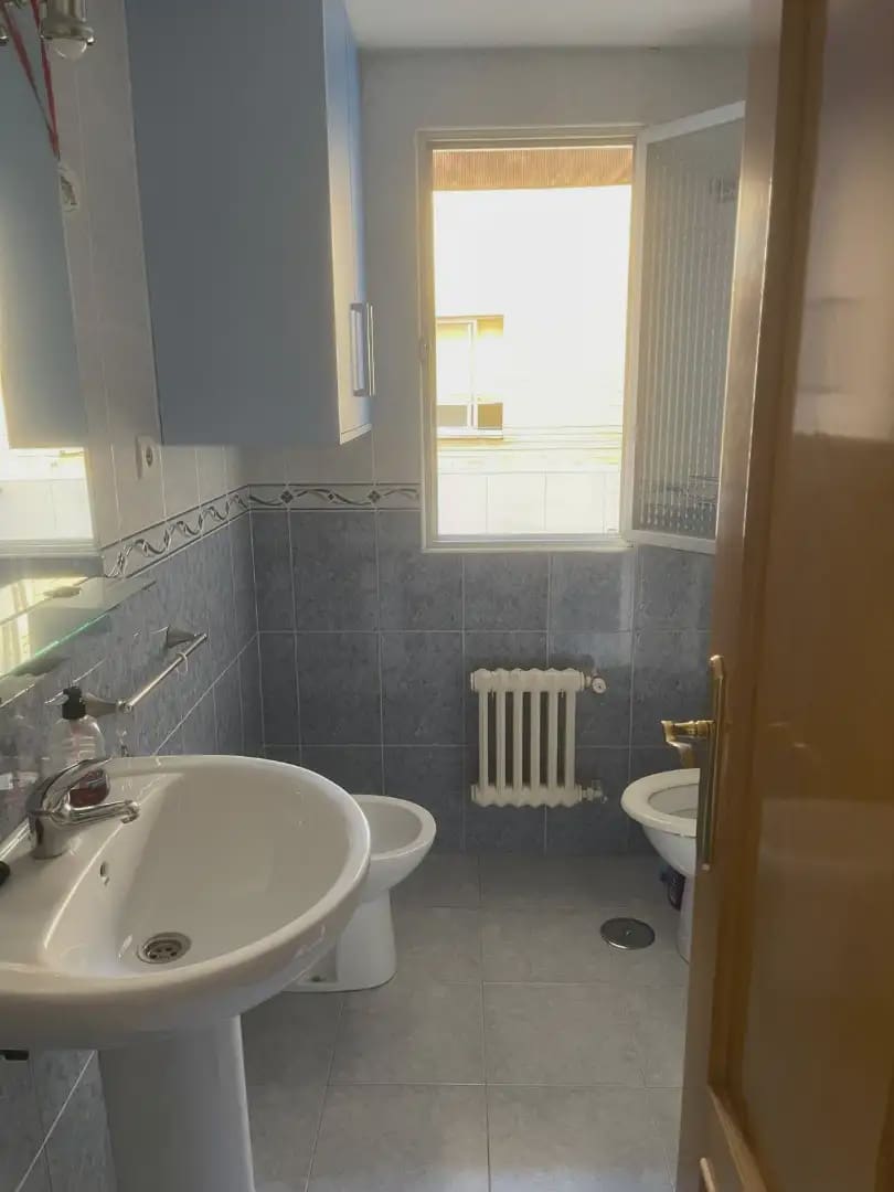 4 bedroom Flat for rent in Granada city - € 1,100 (Ref: 10065261)