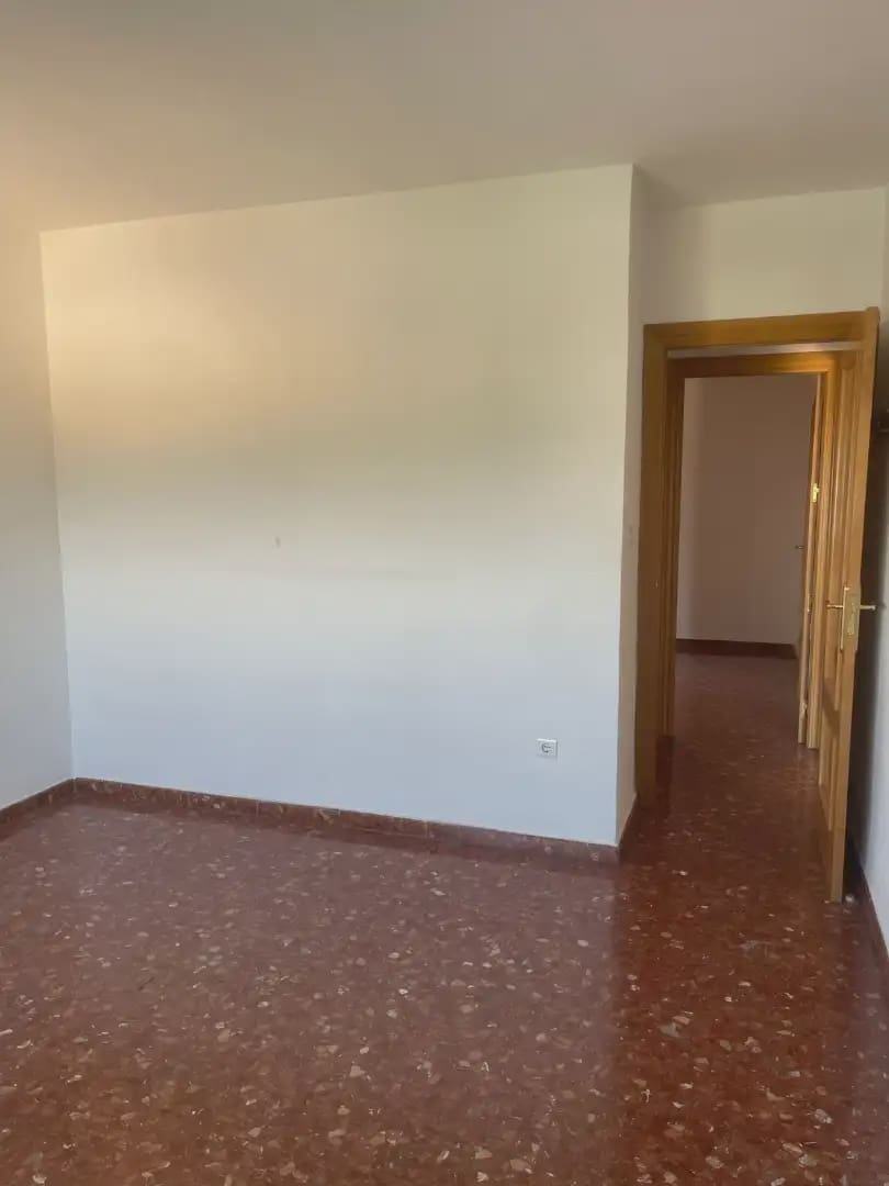 4 bedroom Flat for rent in Granada city - € 1,100 (Ref: 10065261)