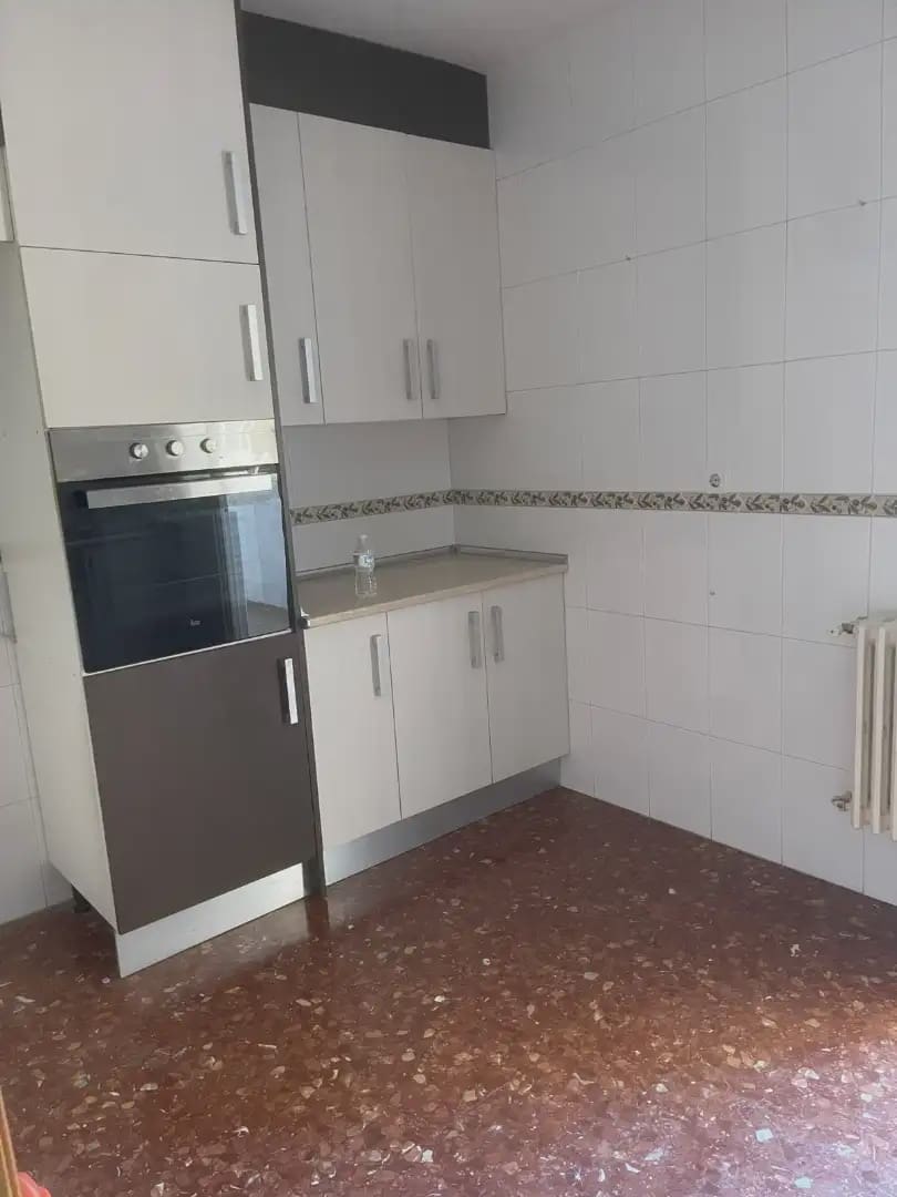 4 bedroom Flat for rent in Granada city - € 1,100 (Ref: 10065261)