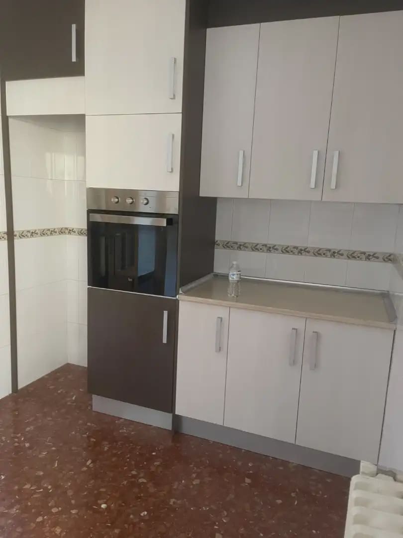 4 bedroom Flat for rent in Granada city - € 1,100 (Ref: 10065261)