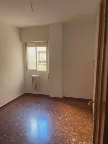 4 bedroom Flat for rent in Camino de Ronda - Rosaleda, Granada city - € 1,100 (Ref: 10065261)