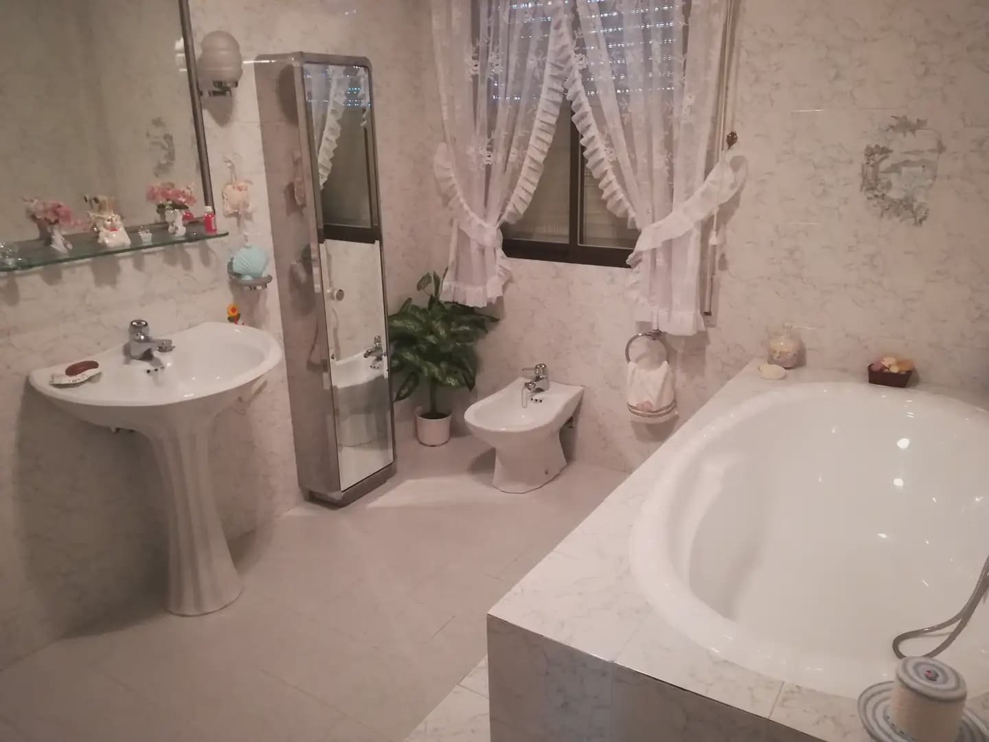 5 bedroom Villa for sale in Huetor Santillan with pool - € 250,000 (Ref: 10065266)