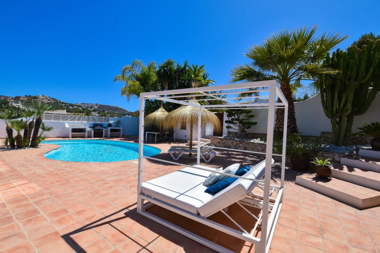 3 bedroom Villa for sale in Moraira with pool - € 1,230,000 (Ref: 8225978)