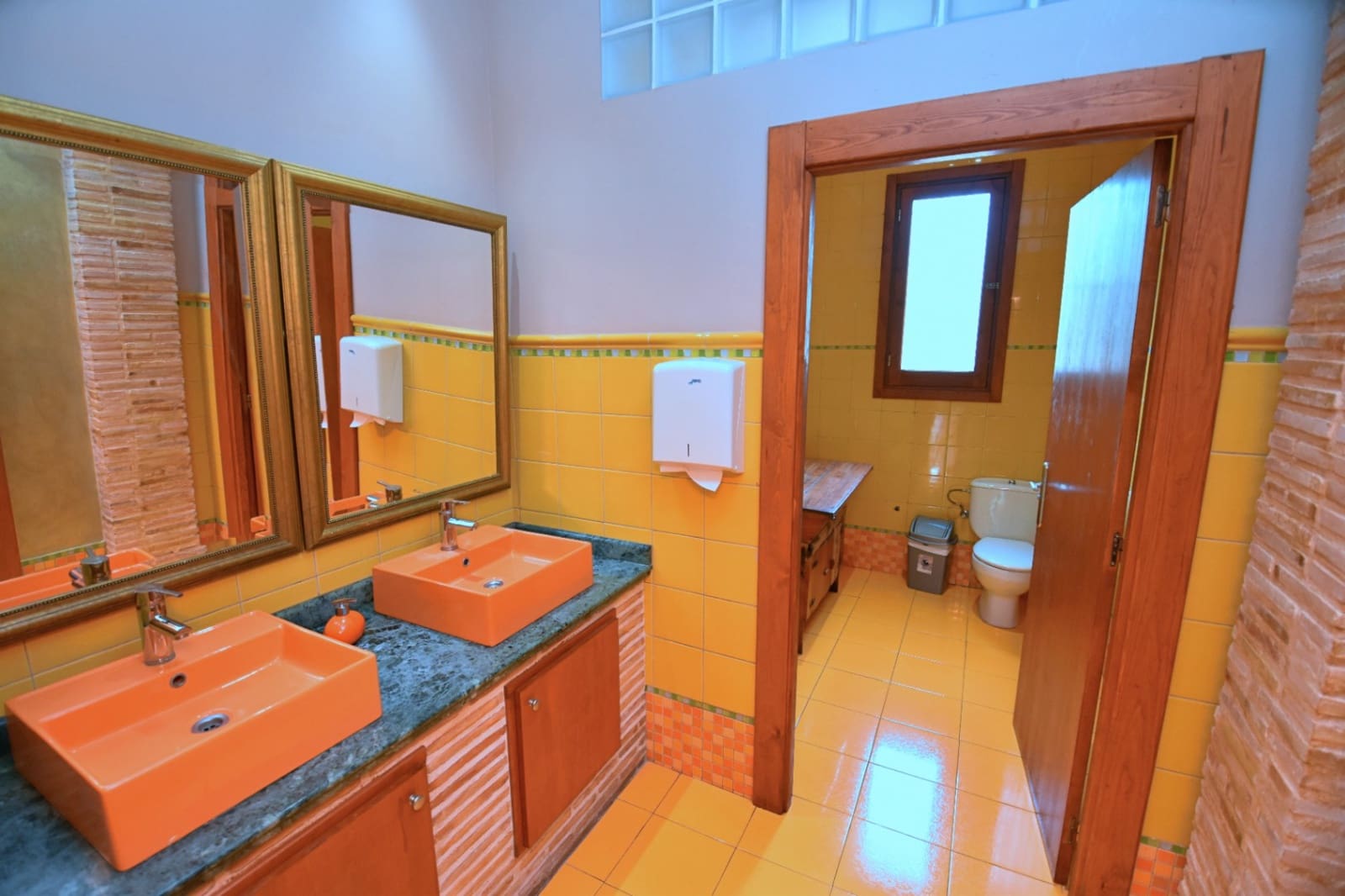 Komercyjne na sprzedaż w Orba z basenem garażem - 837 995 € (Ref: 8342727)