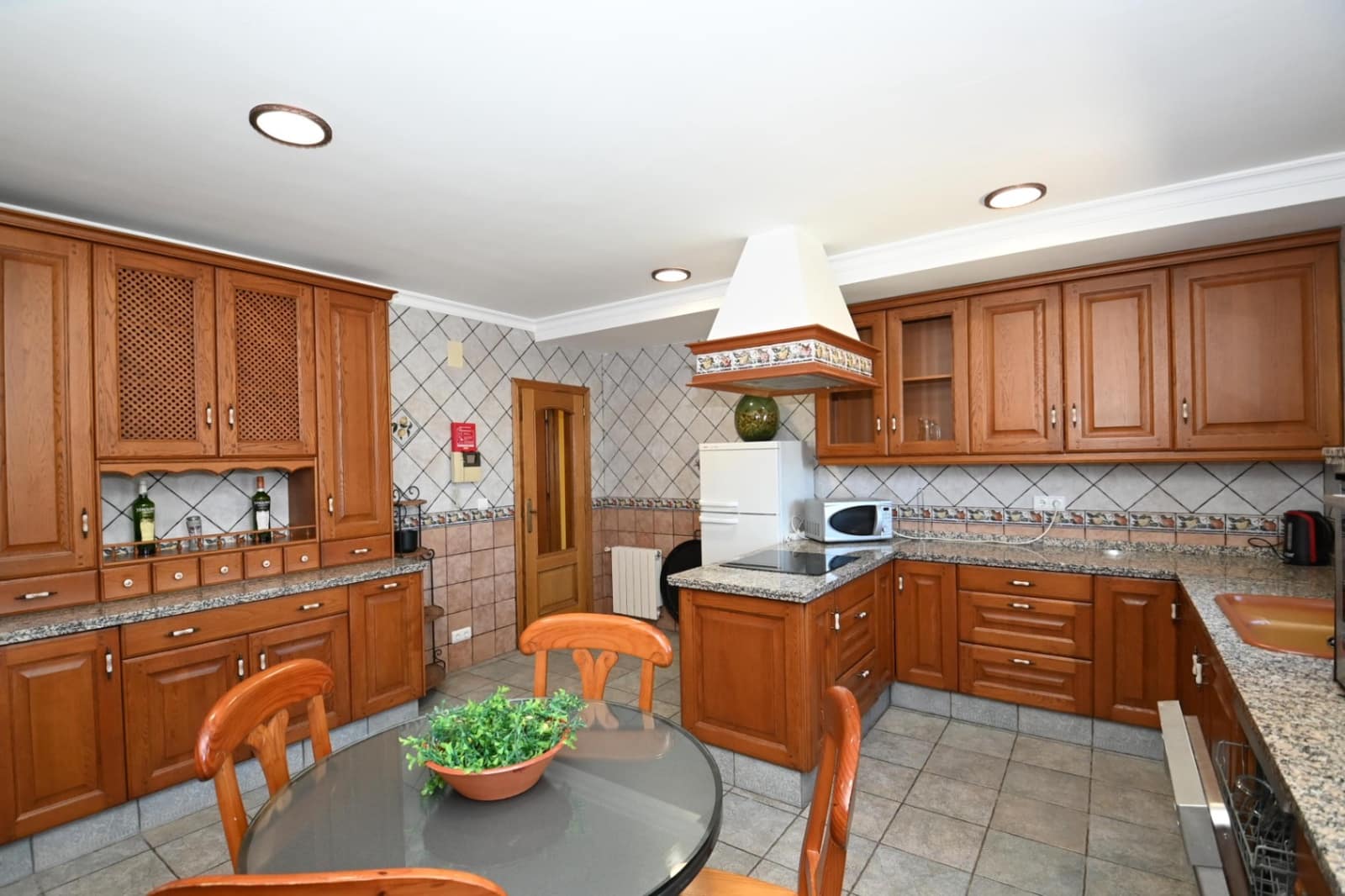 9 makuuhuone Huvila myytävänä paikassa Benissa mukana uima-altaan 
autotalli - 680 000 € (Ref: 8923314)