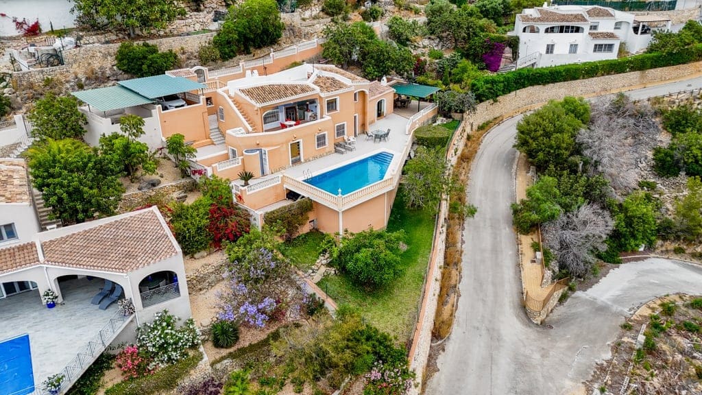 Chalet de 4 habitaciones en Javea / Xàbia en venta con piscina garaje - 750.000 € (Ref: 9834667)