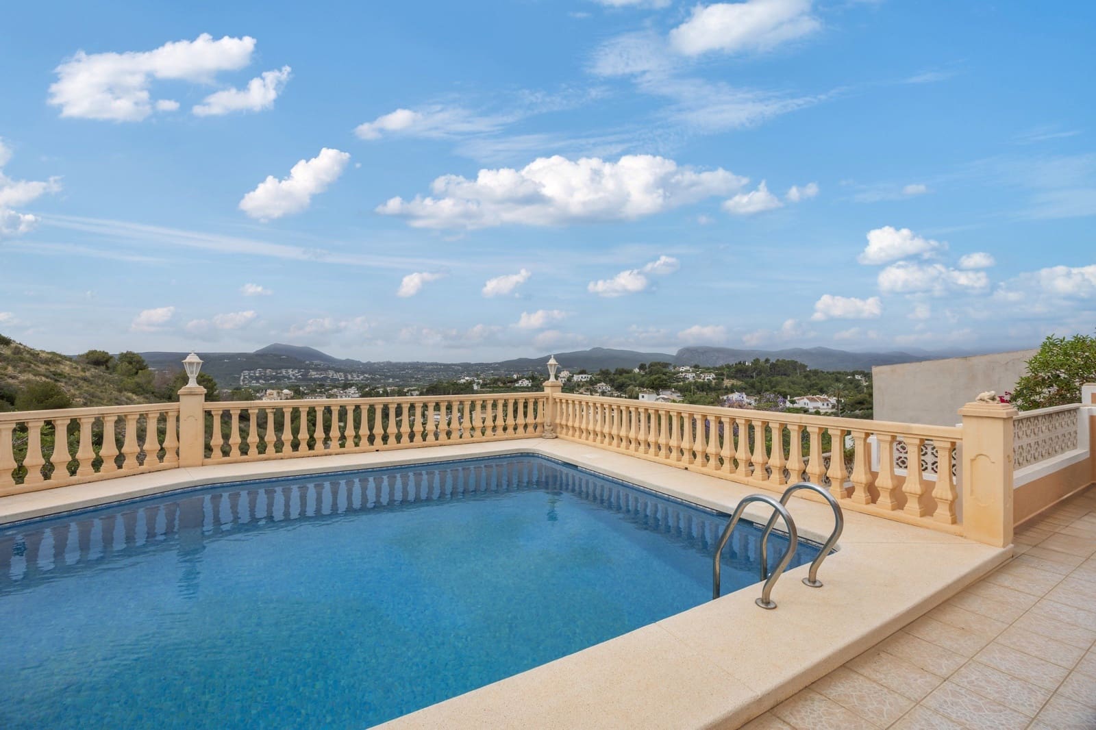 Chalet de 4 habitaciones en Javea / Xàbia en venta con piscina garaje - 750.000 € (Ref: 9834667)