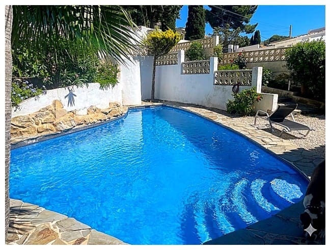 4 bedroom Villa for sale in Moraira with pool - € 610,000 (Ref: 9888437)