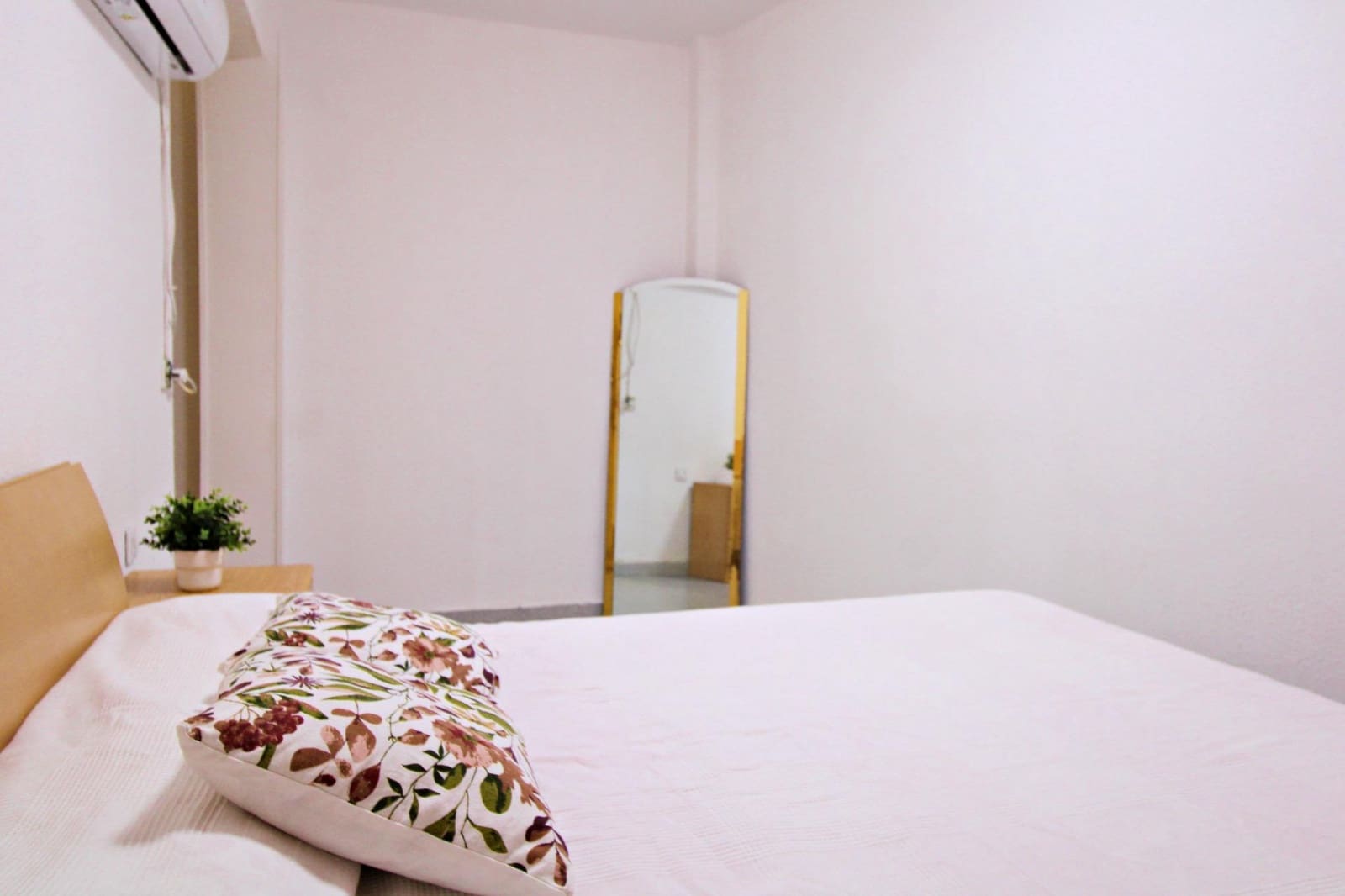 3 bedroom Flat for rent in Alicante / Alacant city - € 900 (Ref: 8789539)