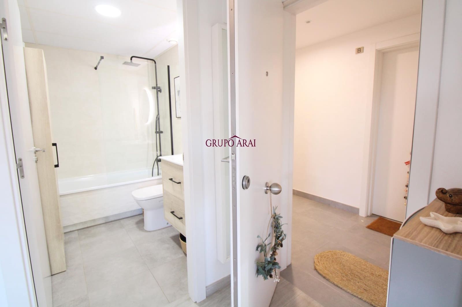 2 soverom Leilighet til salgs i Alicante by med svømmebasseng garasje - € 430 000 (Ref: 9474292)