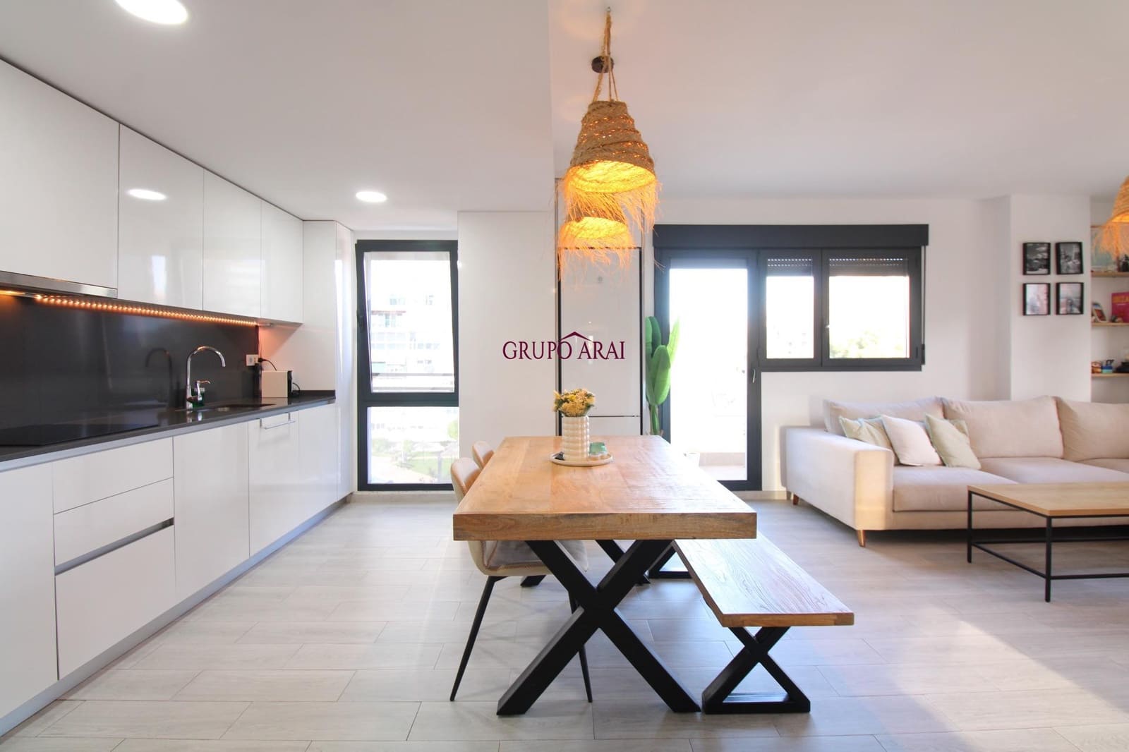 2 soverom Leilighet til salgs i Alicante by med svømmebasseng garasje - € 430 000 (Ref: 9474292)