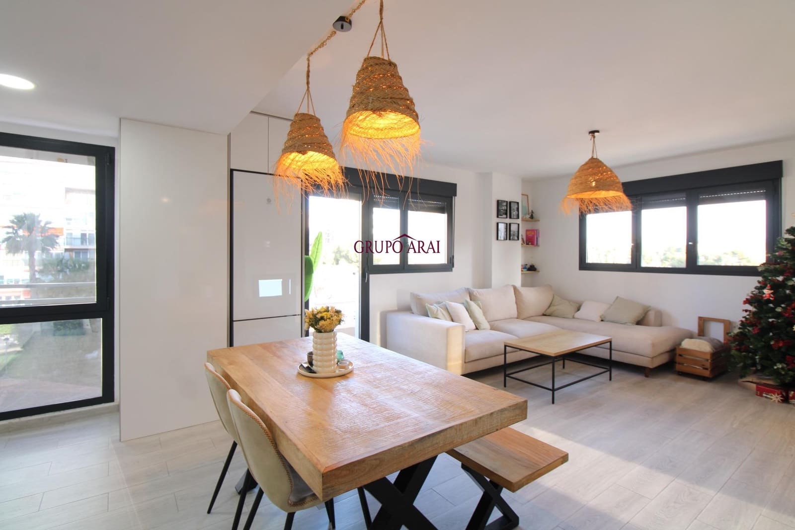 2 soverom Leilighet til salgs i Alicante by med svømmebasseng garasje - € 430 000 (Ref: 9474292)