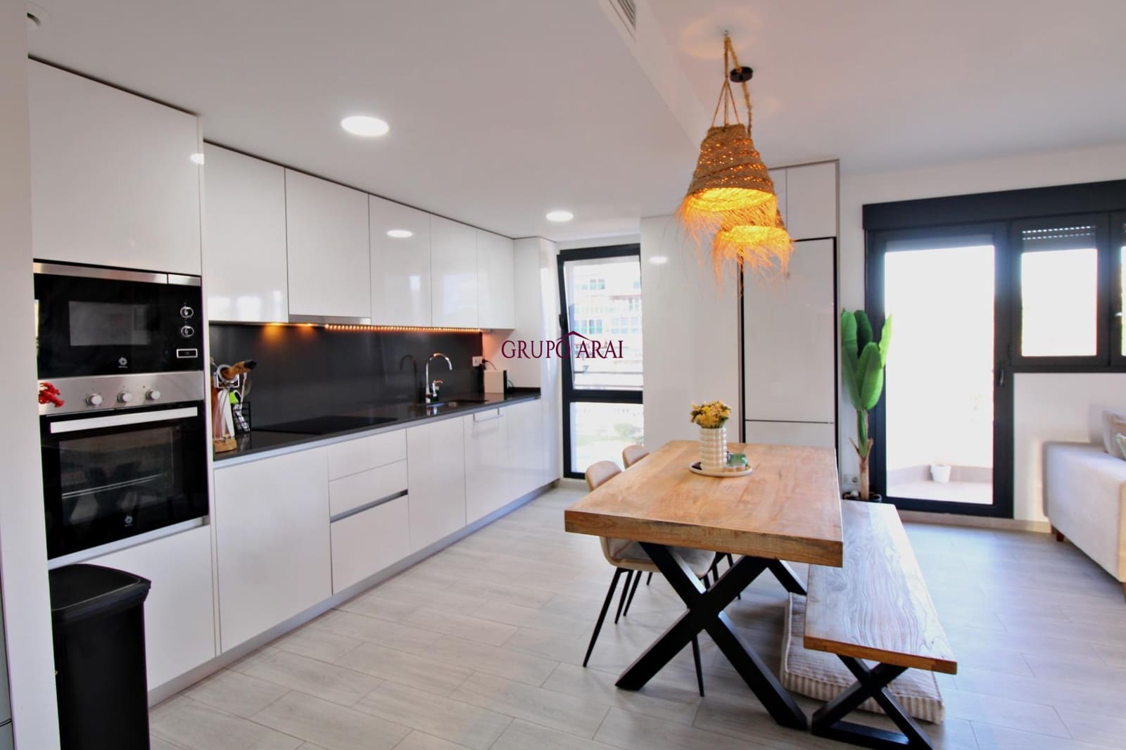 2 soverom Leilighet til salgs i Alicante by med svømmebasseng garasje - € 430 000 (Ref: 9474292)