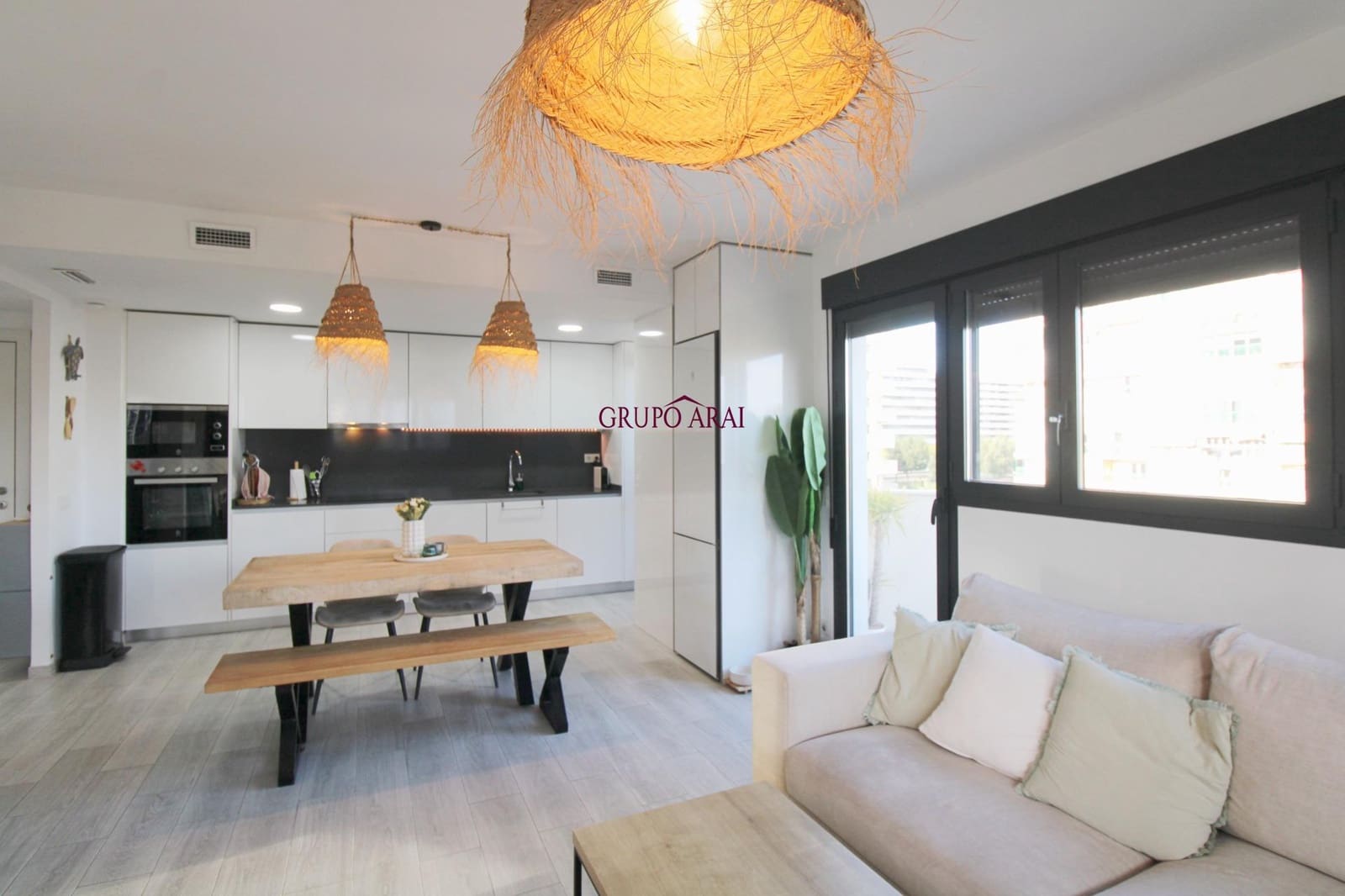 2 soverom Leilighet til salgs i Alicante by med svømmebasseng garasje - € 430 000 (Ref: 9474292)