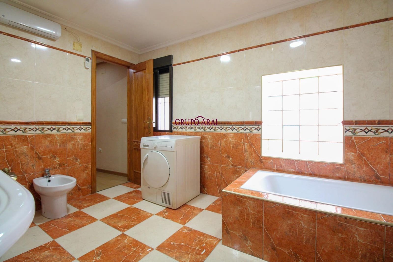 4 bedroom Flat for sale in Villafranqueza - € 300,000 (Ref: 9551880)