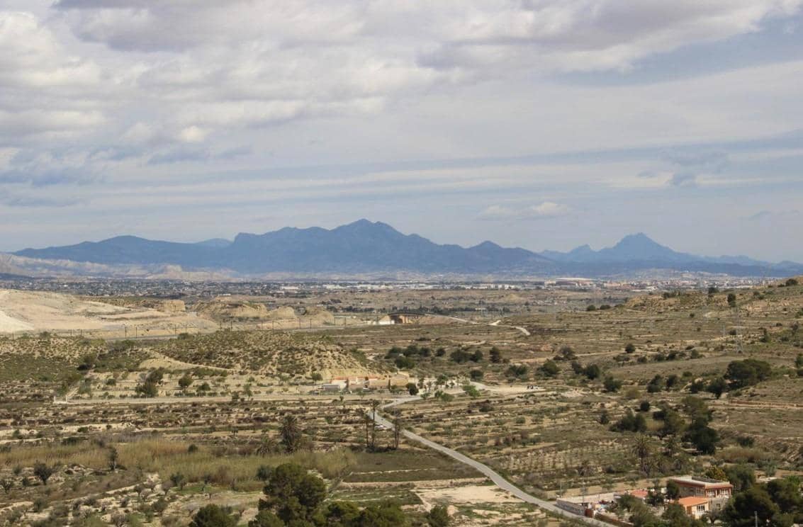 Grunde uden byggetilladelser til salg i Alicante by - € 120.000 (Ref: 9562051)