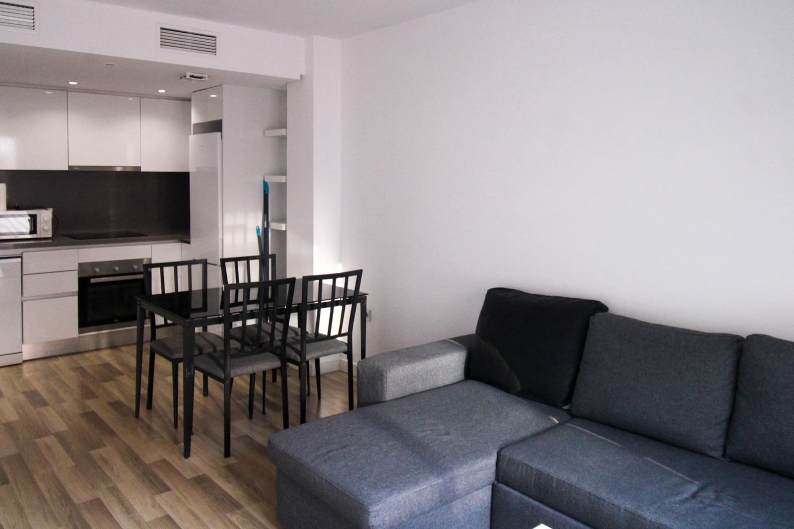 2 bedroom Flat for rent in Alicante / Alacant city - € 980 (Ref: 9839475)