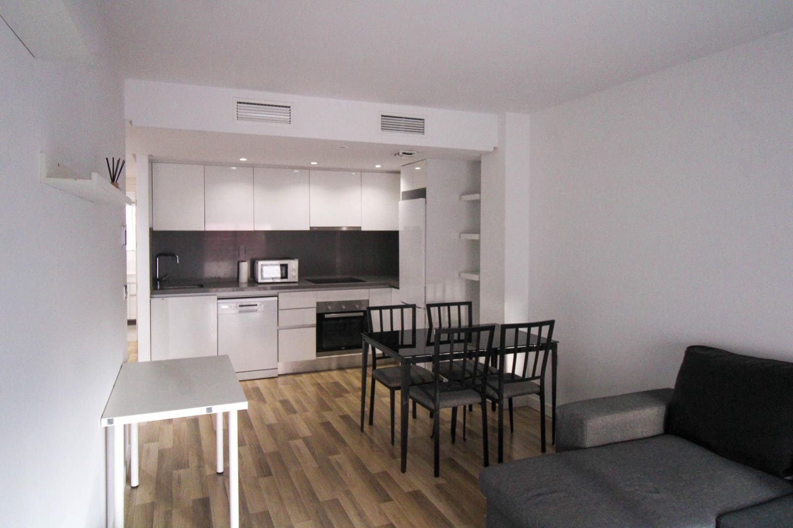 2 bedroom Flat for rent in Alicante / Alacant city - € 980 (Ref: 9839475)
