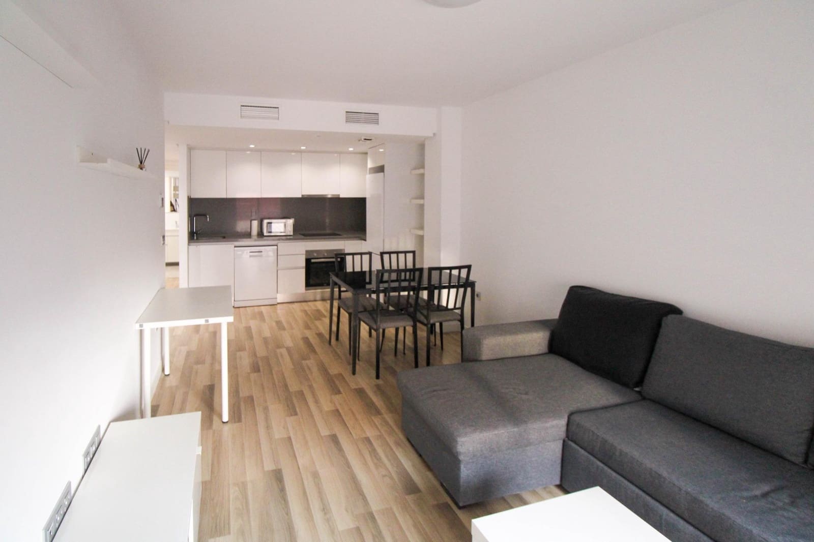 2 bedroom Flat for rent in Alicante / Alacant city - € 980 (Ref: 9839475)