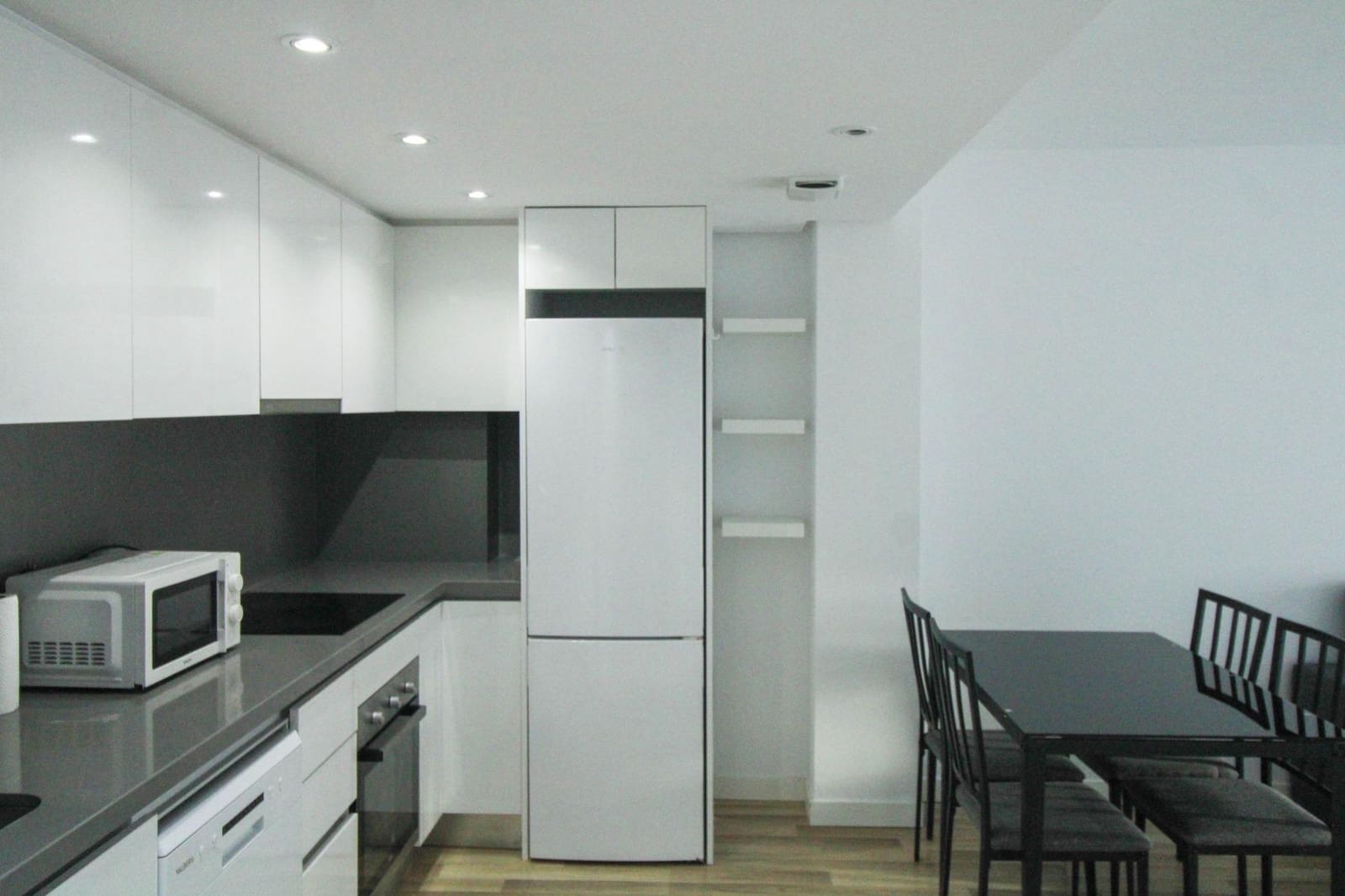 2 bedroom Flat for rent in Alicante / Alacant city - € 980 (Ref: 9839475)