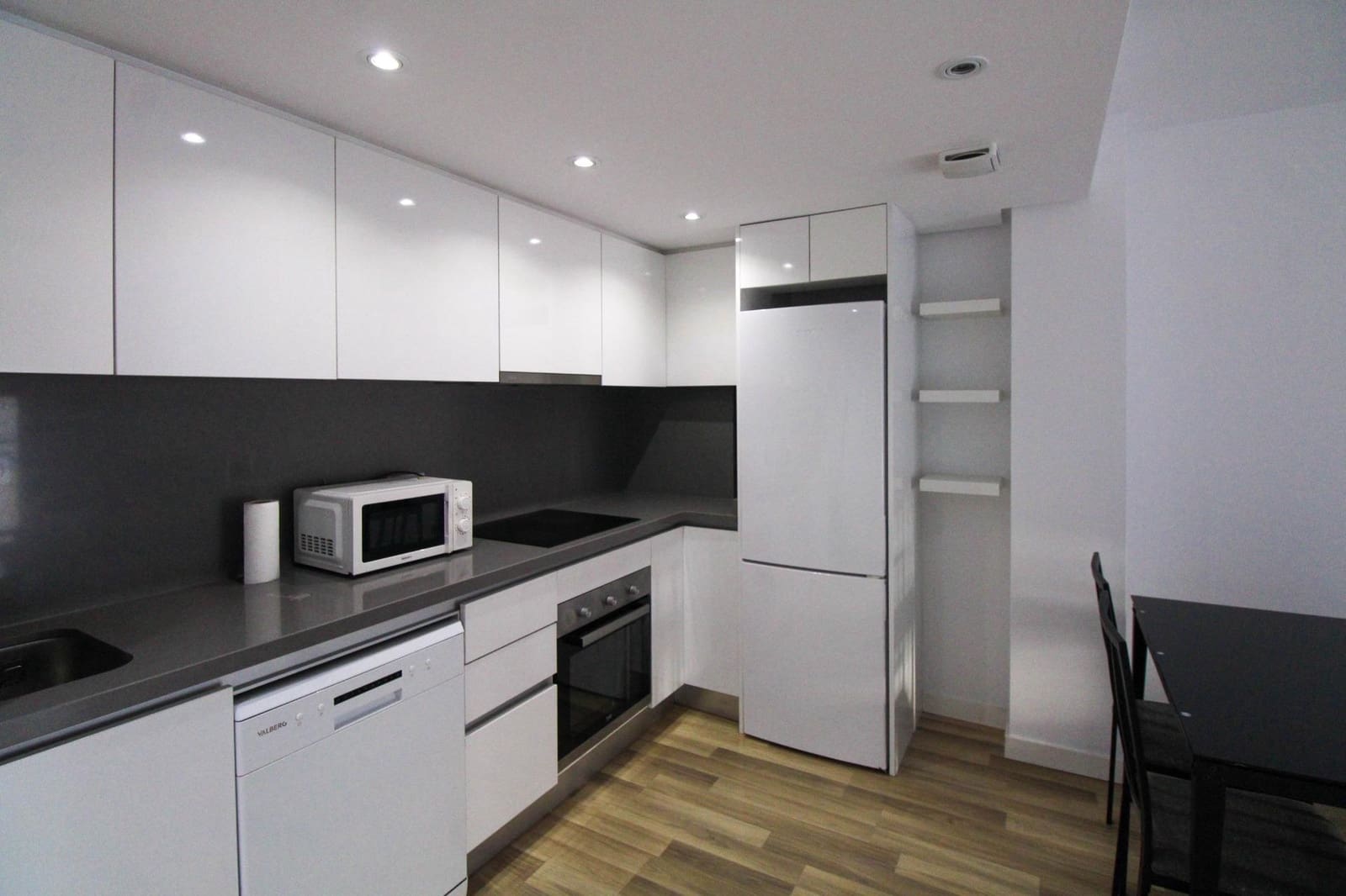2 bedroom Flat for rent in Alicante / Alacant city - € 980 (Ref: 9839475)