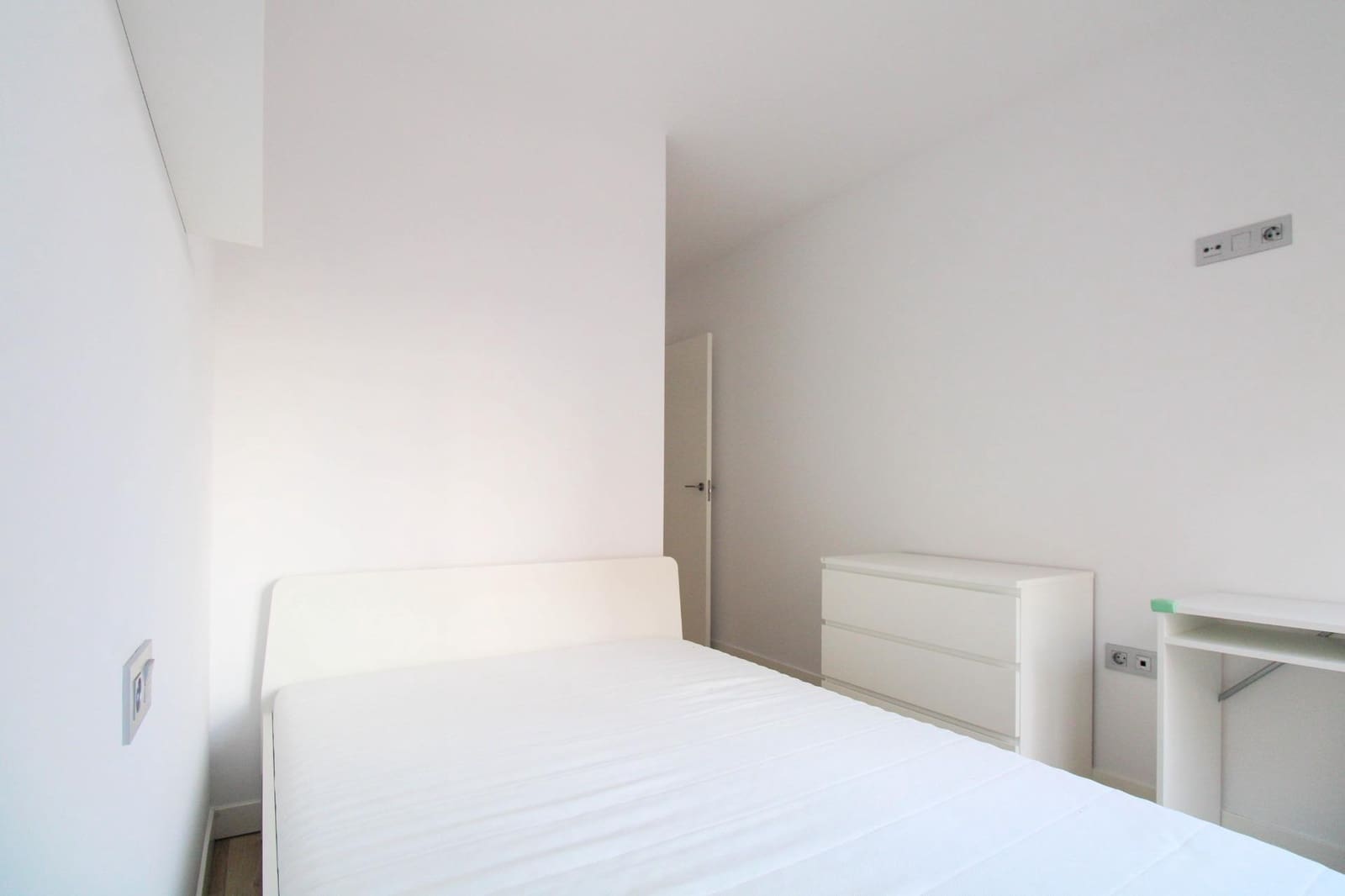 2 bedroom Flat for rent in Alicante / Alacant city - € 980 (Ref: 9839475)