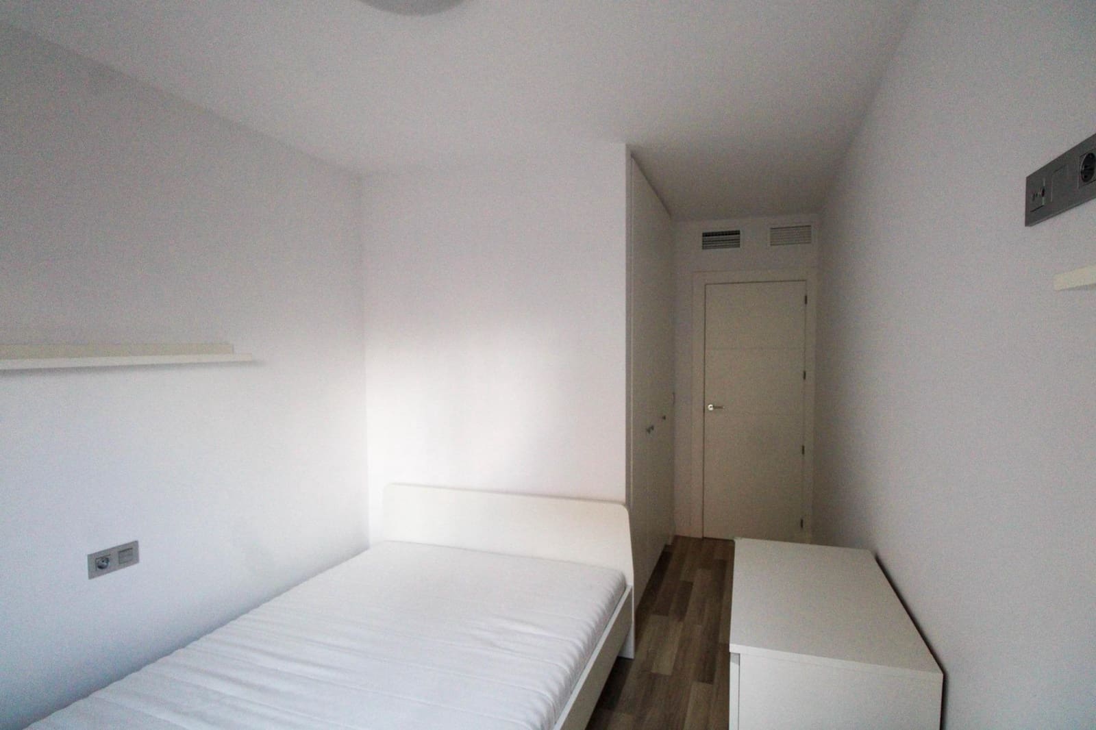2 bedroom Flat for rent in Alicante / Alacant city - € 980 (Ref: 9839475)