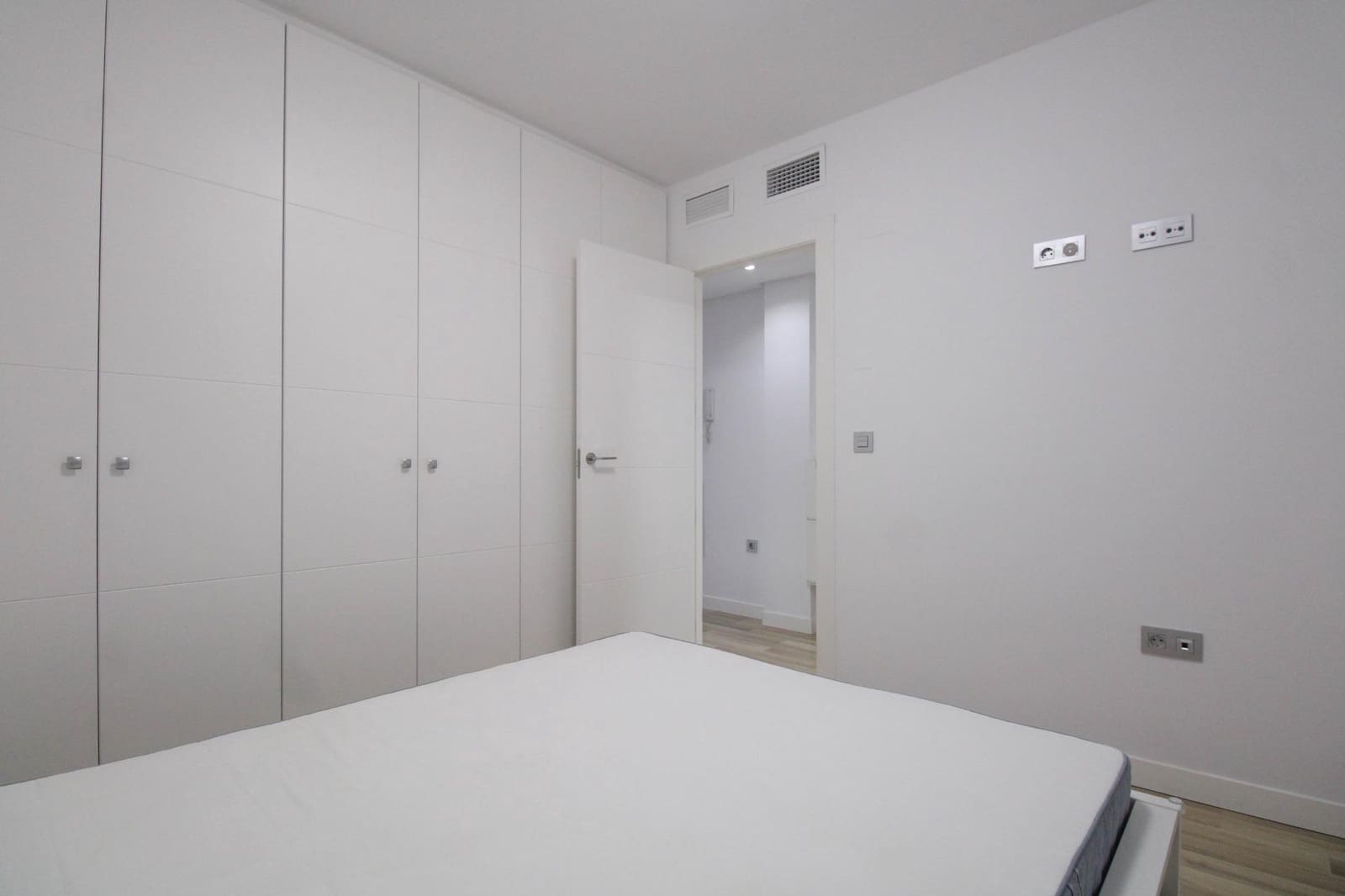 2 bedroom Flat for rent in Alicante / Alacant city - € 980 (Ref: 9839475)