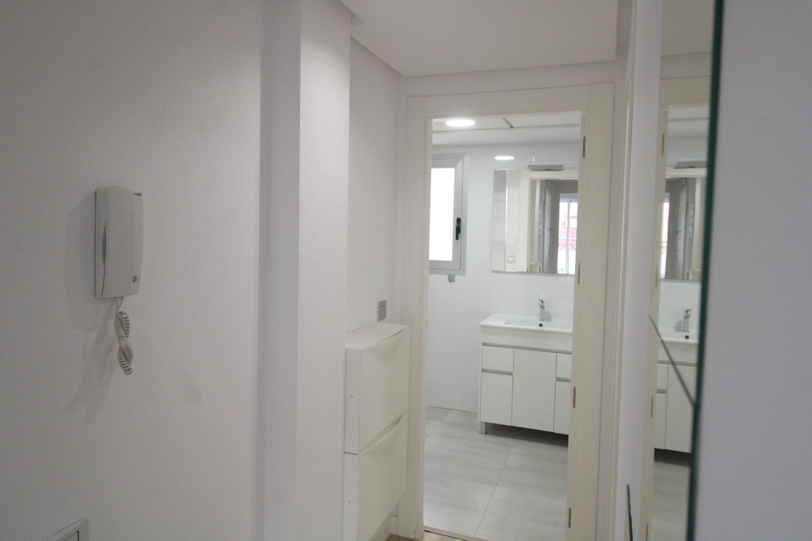 2 bedroom Flat for rent in Alicante / Alacant city - € 980 (Ref: 9839475)