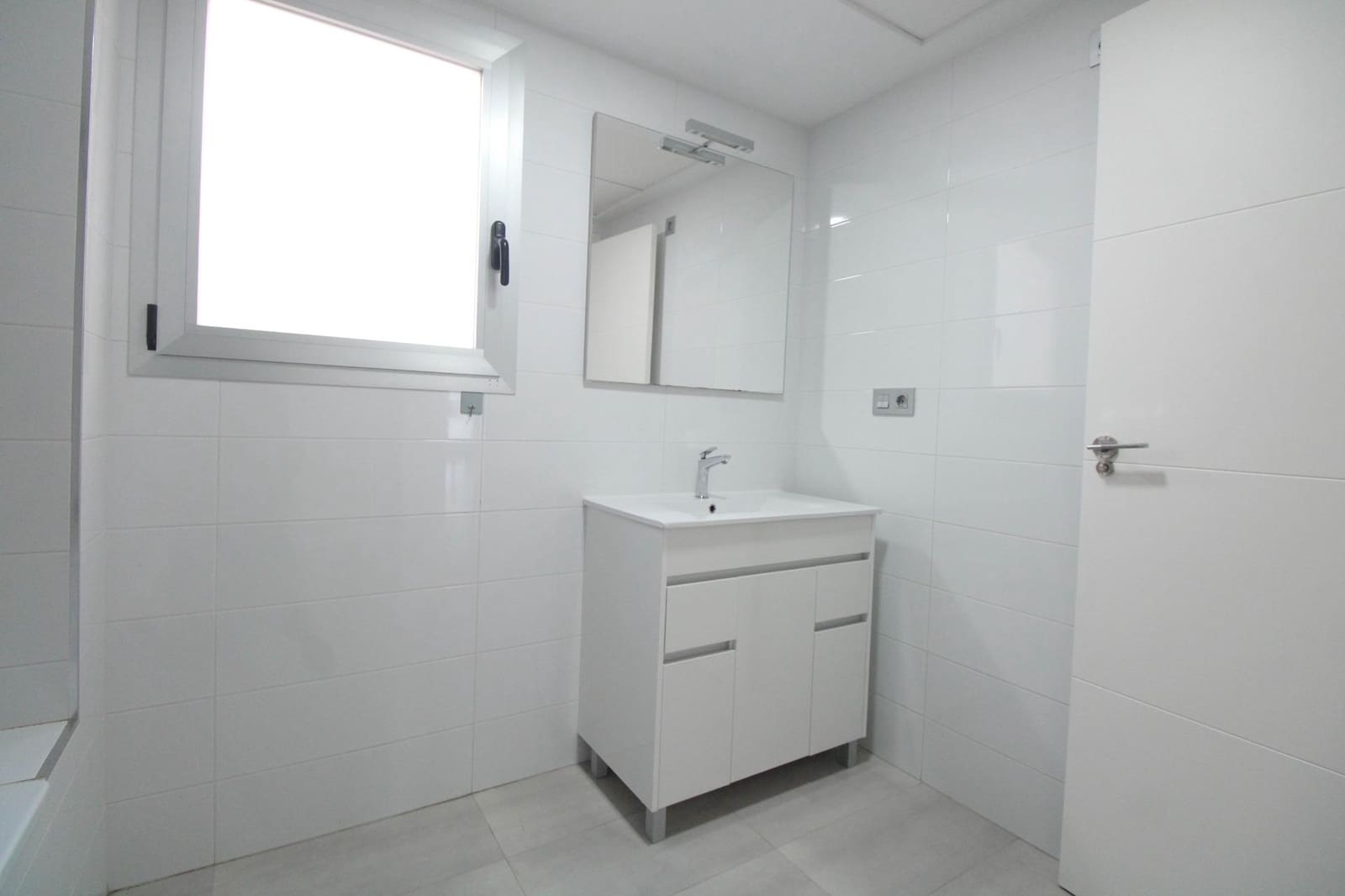 2 bedroom Flat for rent in Alicante / Alacant city - € 980 (Ref: 9839475)