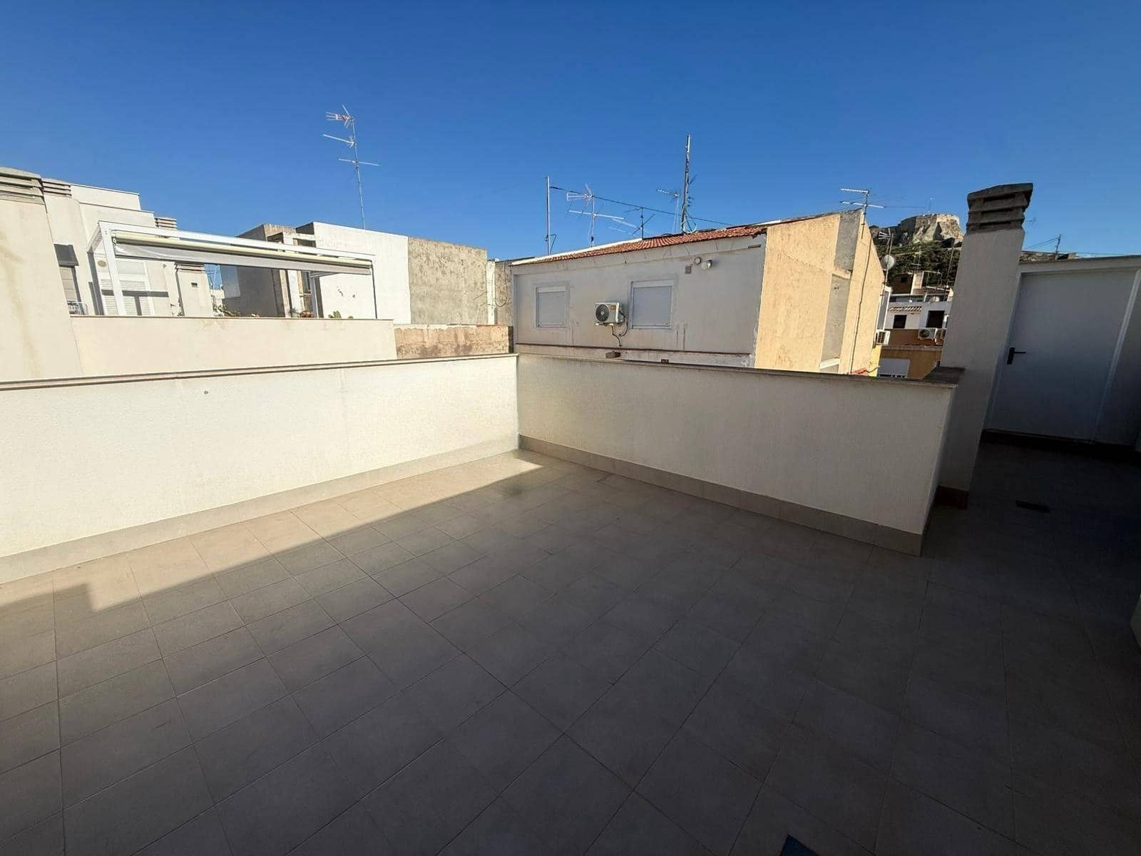 2 bedroom Flat for rent in Alicante / Alacant city - € 980 (Ref: 9839475)