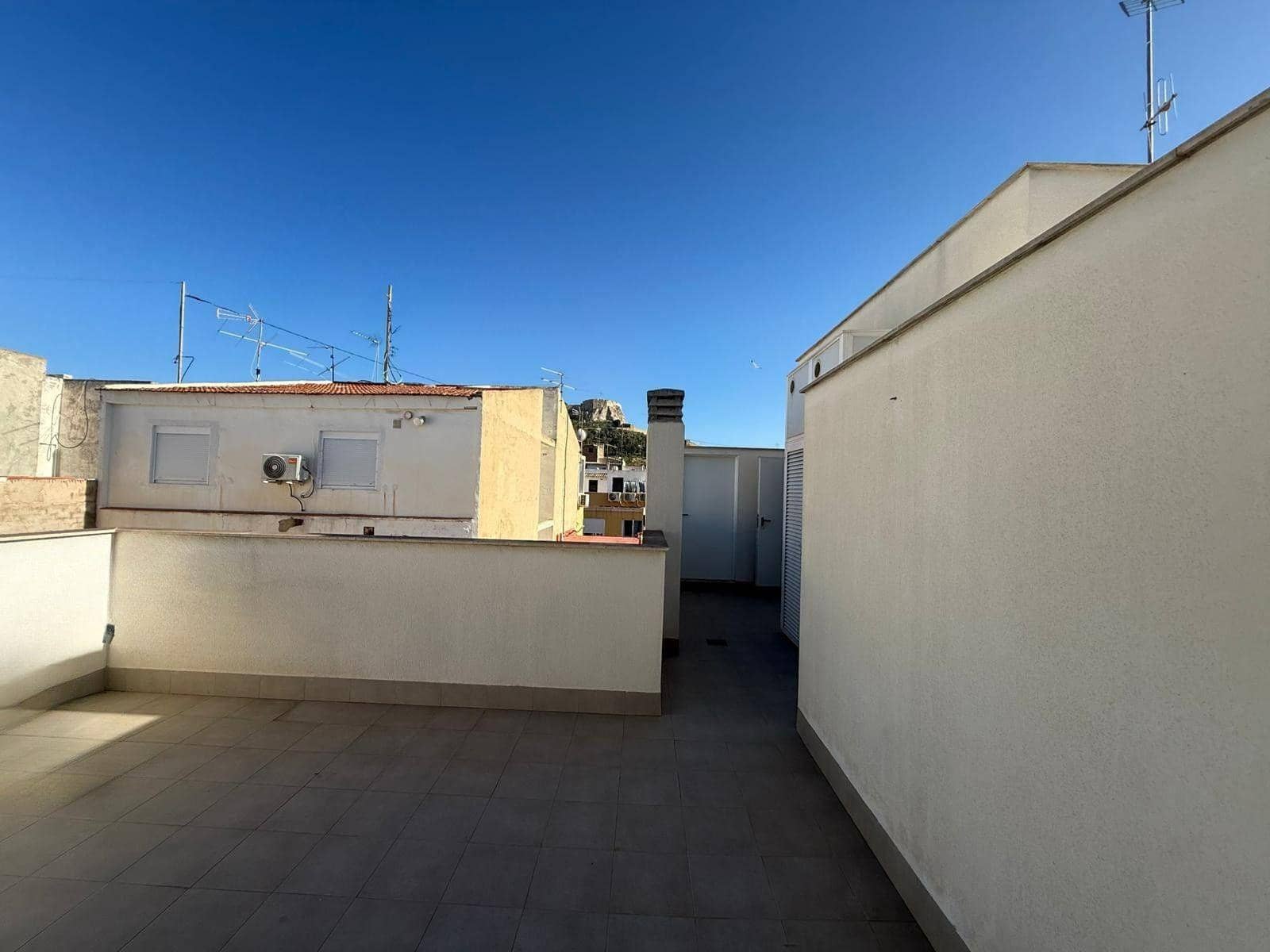 2 bedroom Flat for rent in Alicante / Alacant city - € 980 (Ref: 9839475)