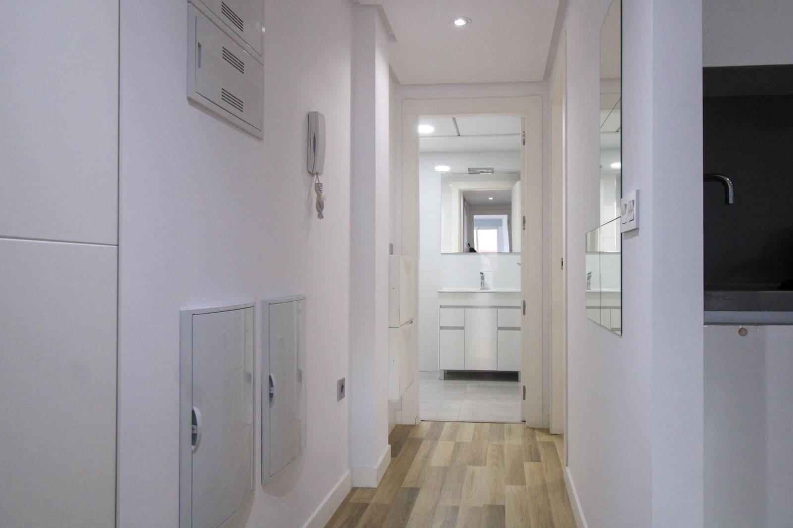 2 bedroom Flat for rent in Alicante / Alacant city - € 980 (Ref: 9839475)