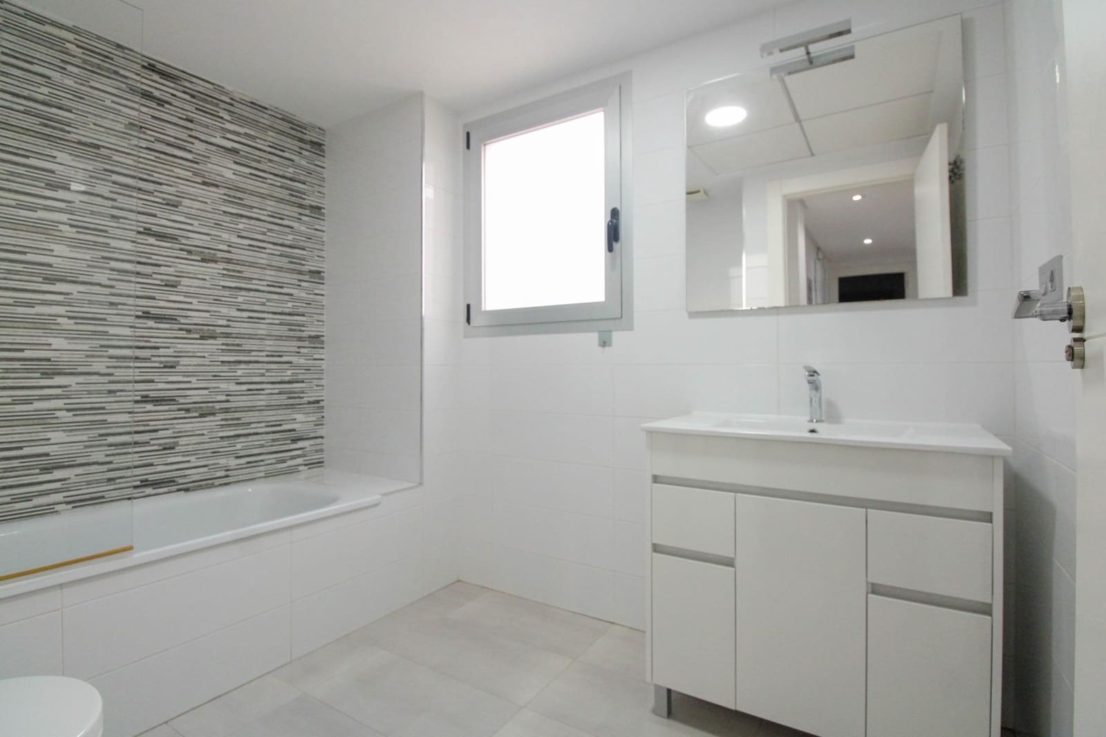 2 bedroom Flat for rent in Alicante / Alacant city - € 980 (Ref: 9839475)