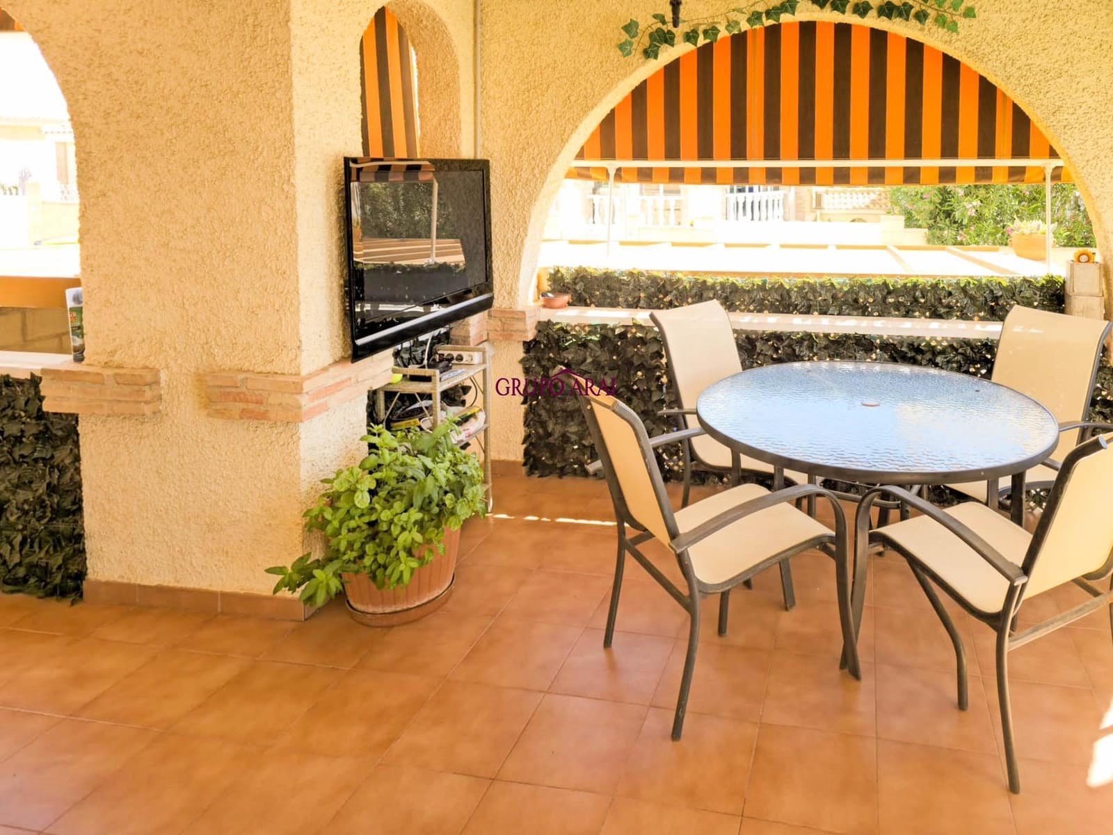 4 bedroom Villa for sale in Monforte del Cid with pool garage - € 376,500 (Ref: 9896204)