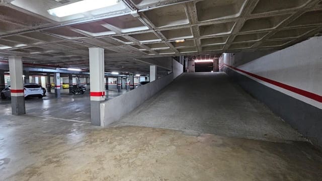 Autotalli myytävänä paikassa Alicante kaupunki - 15 000 € (Ref: 9898973)
