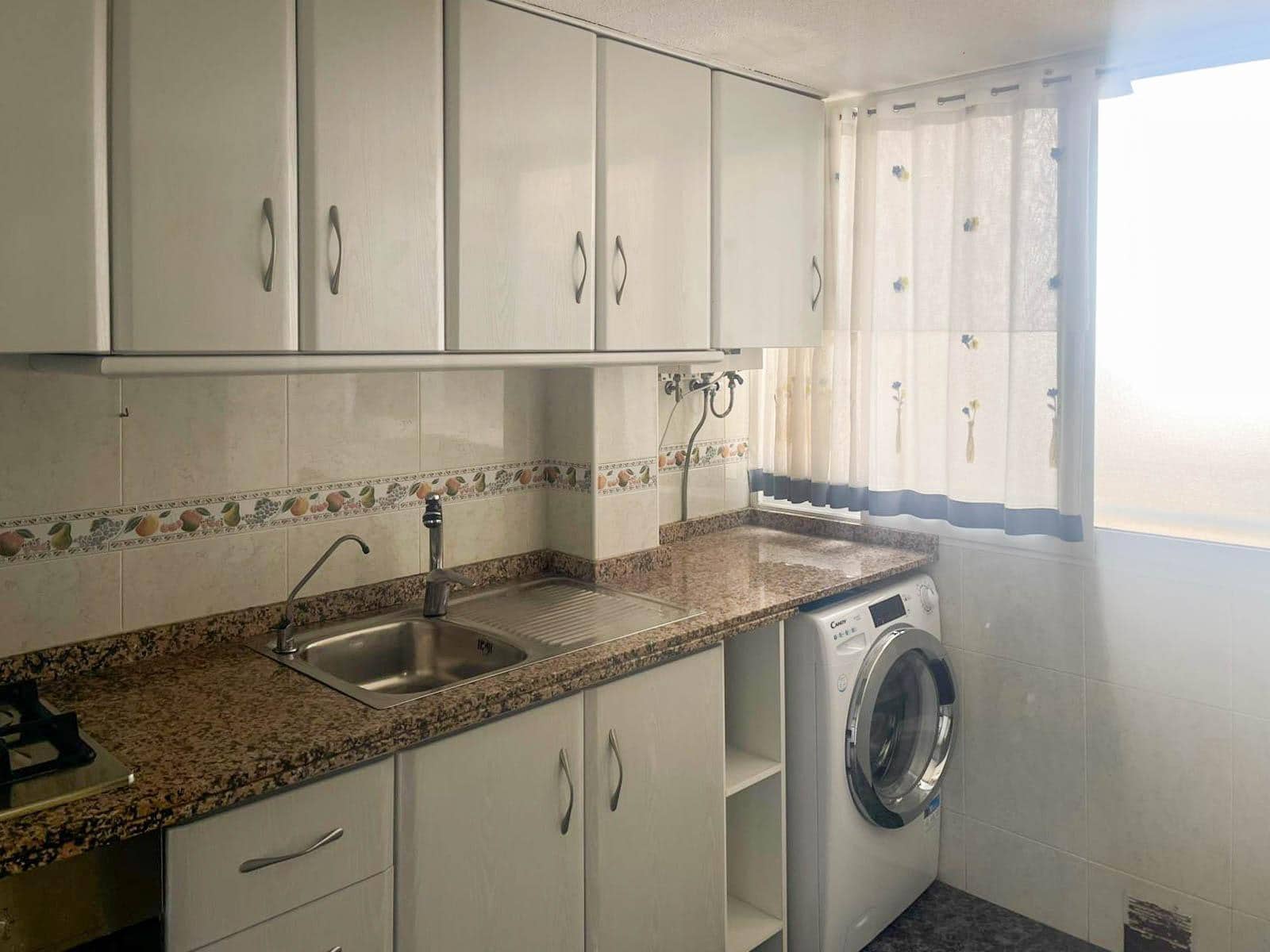 2 soveværelse Lejlighed til salg i Alicante by med garage - € 230.000 (Ref: 9904155)