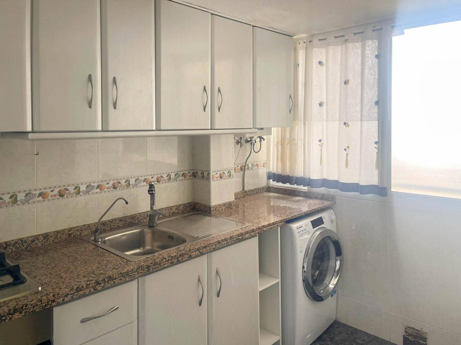2 soveværelse Lejlighed til salg i Alicante by med garage - € 230.000 (Ref: 9904155)