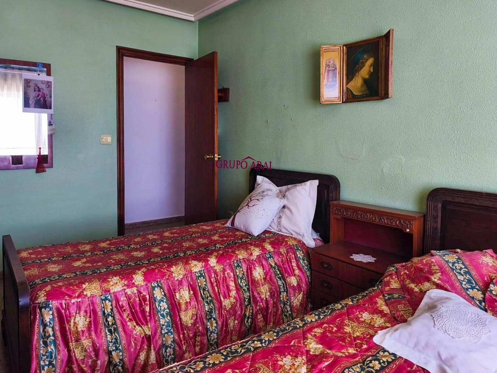 3 bedroom Flat for sale in Villena with garage - € 125,000 (Ref: 9965399)