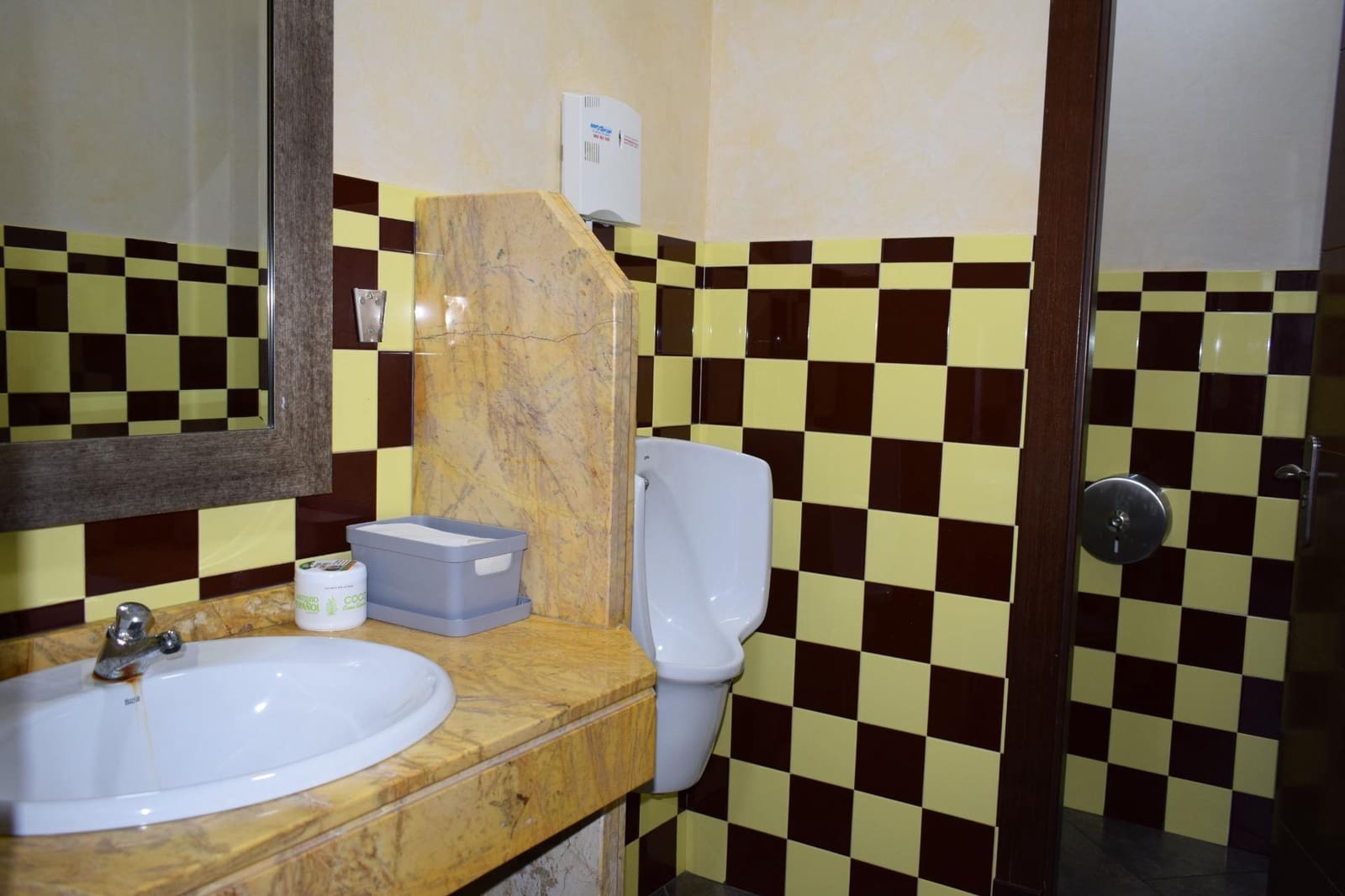 12 soveværelse Guesthouse/B & B til salg i San Bartolome de la Torre - € 800.000 (Ref: 7808088)