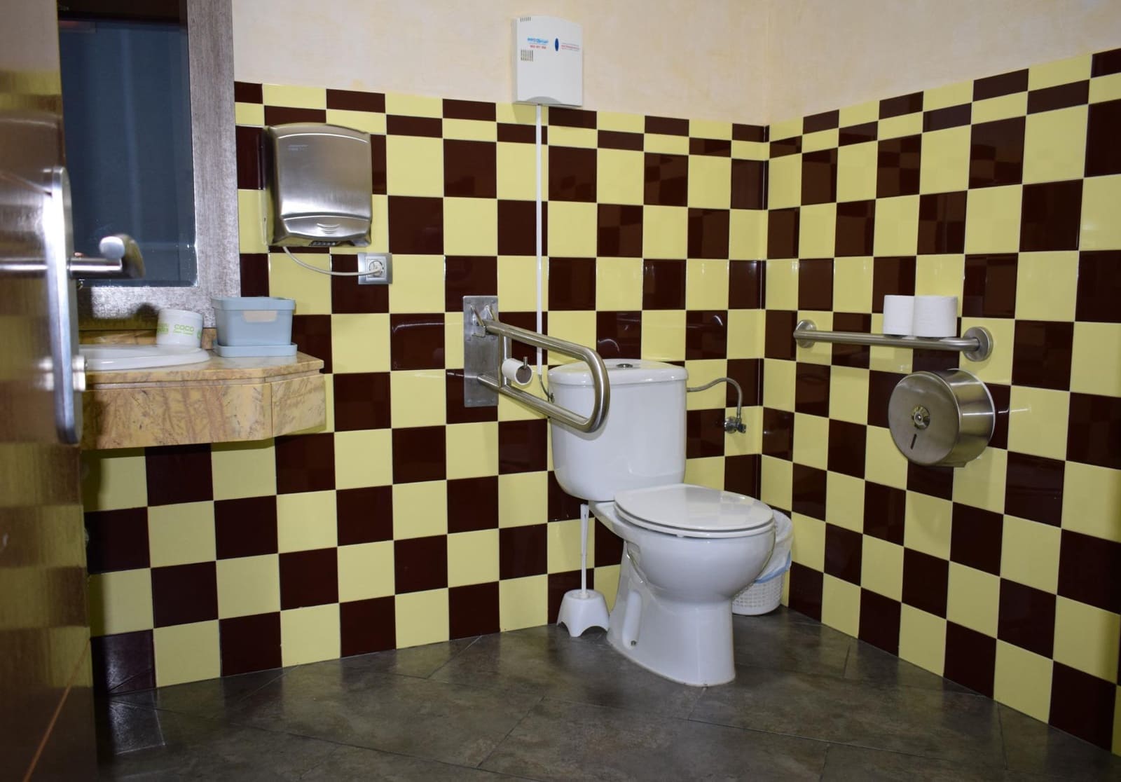 12 soveværelse Guesthouse/B & B til salg i San Bartolome de la Torre - € 800.000 (Ref: 7808088)